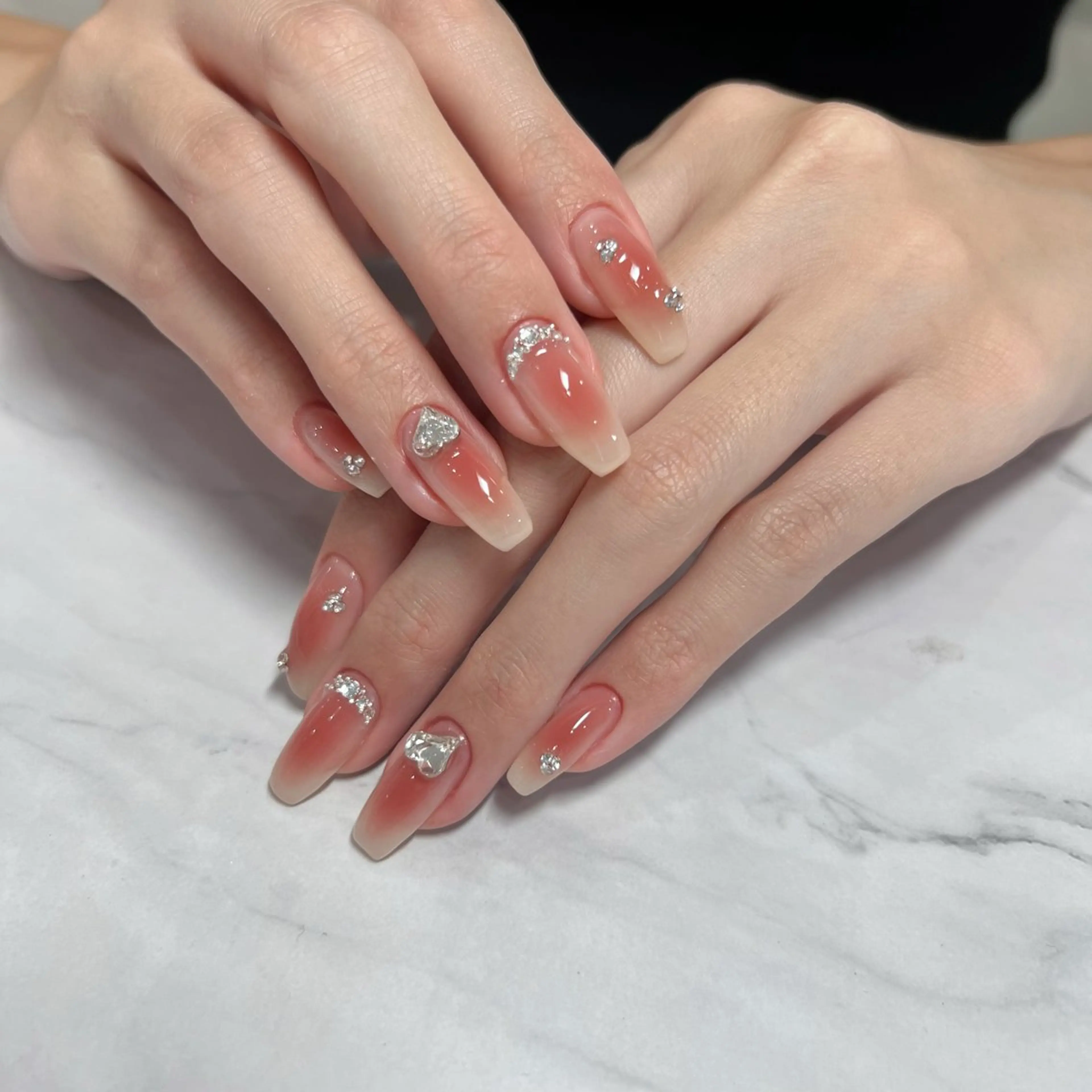 ネイル チークネイル キラキラネイル ワンホンネイル nailsalon ChuColaのネイルデザイン