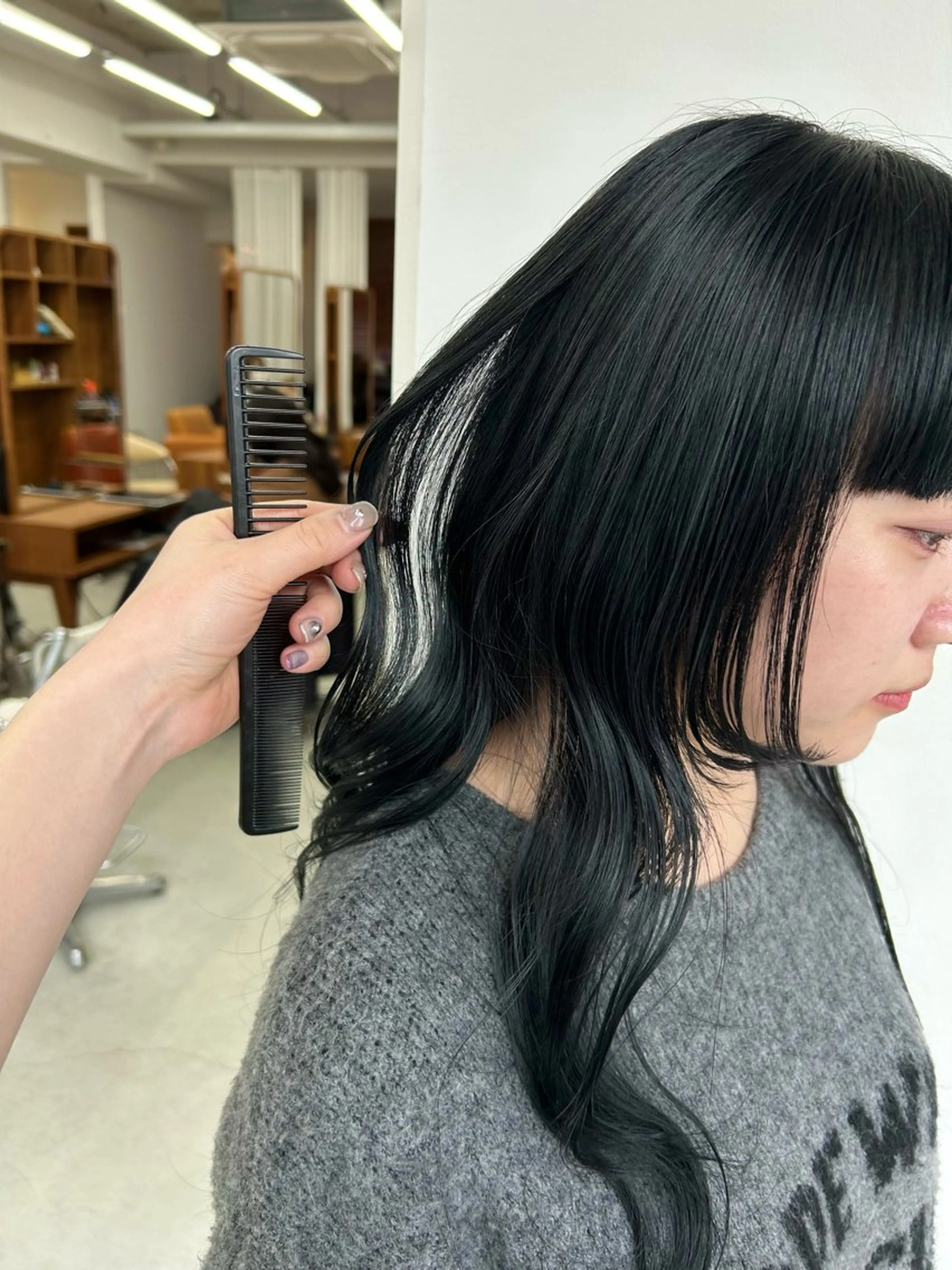 カラー 黒髪 ブルーカラー ブルーブラック 藤原 あかりのヘアスタイル