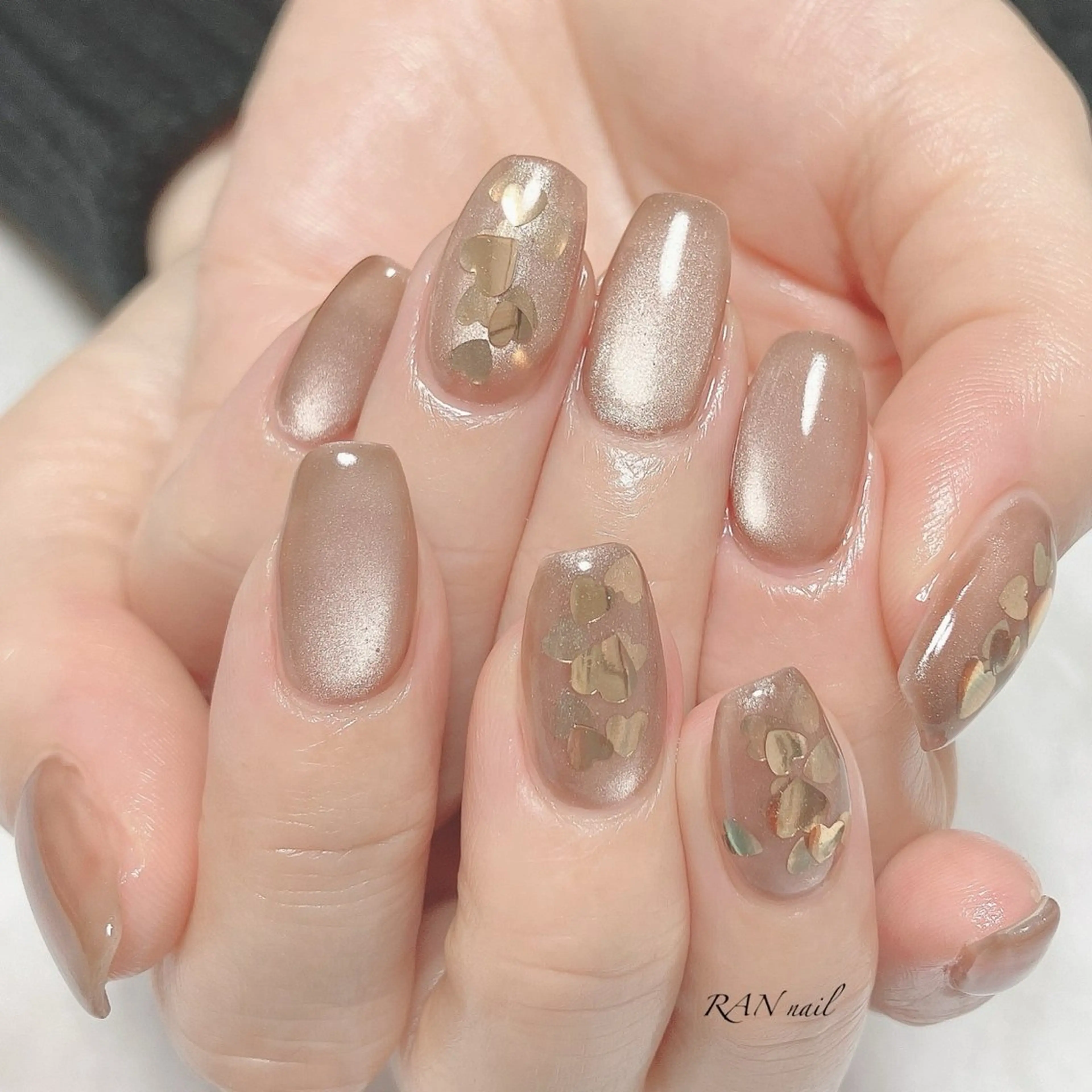 ネイル ブラウン ハート キラキラネイル マグネットネイル 春ネイル ハンドネイル フットネイル RAN nailのネイルデザイン
