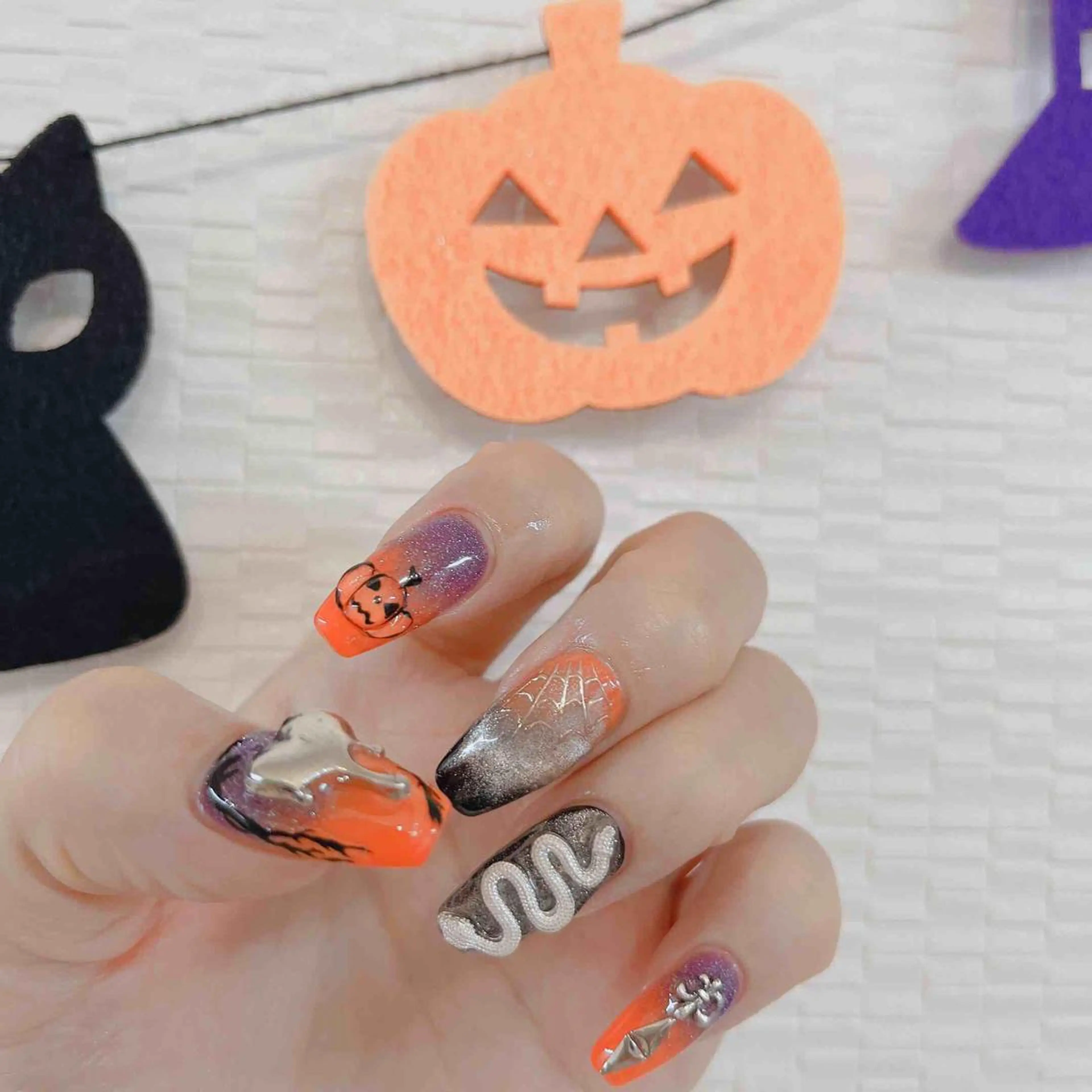 ネイル ハロウィン マグネットネイル ミラーネイル ハンドネイル MoonNail ユリ🌸のネイルデザイン