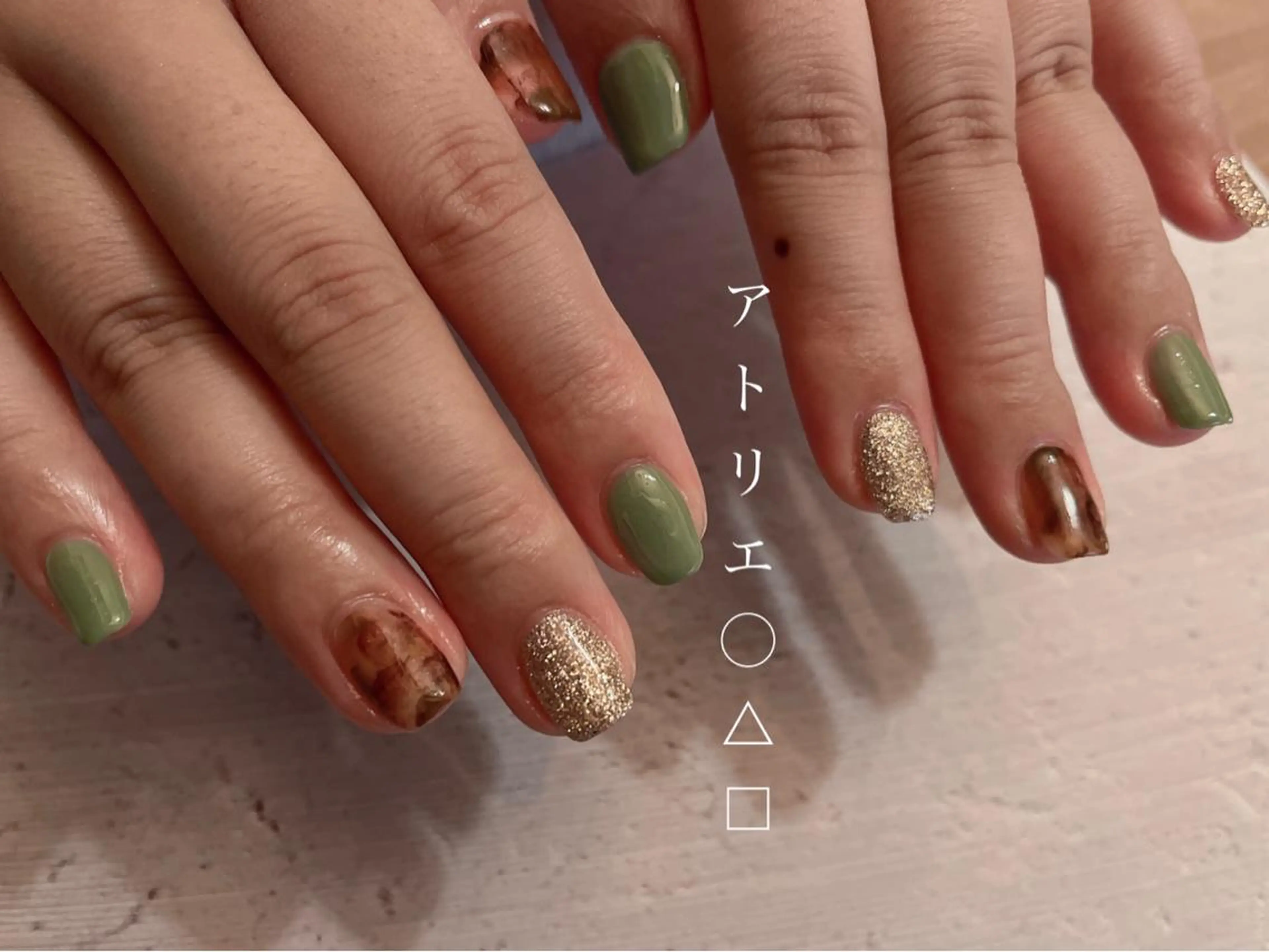 ネイル グリーン オフィスネイル ハンドネイル アトリエ ○△□のネイルデザイン