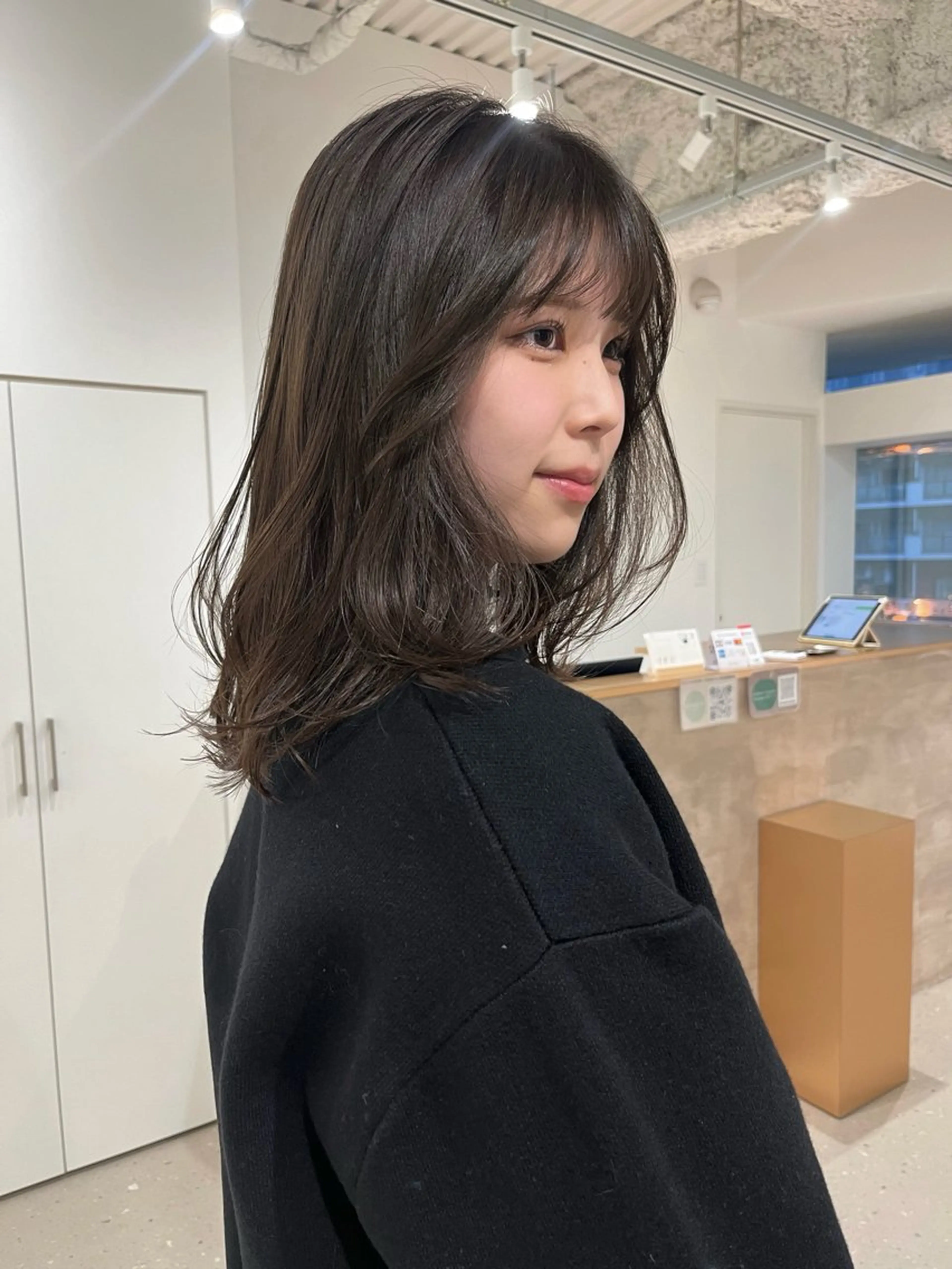 ミディアム レイヤーカット ローレイヤー 箱崎 凪沙のヘアスタイル