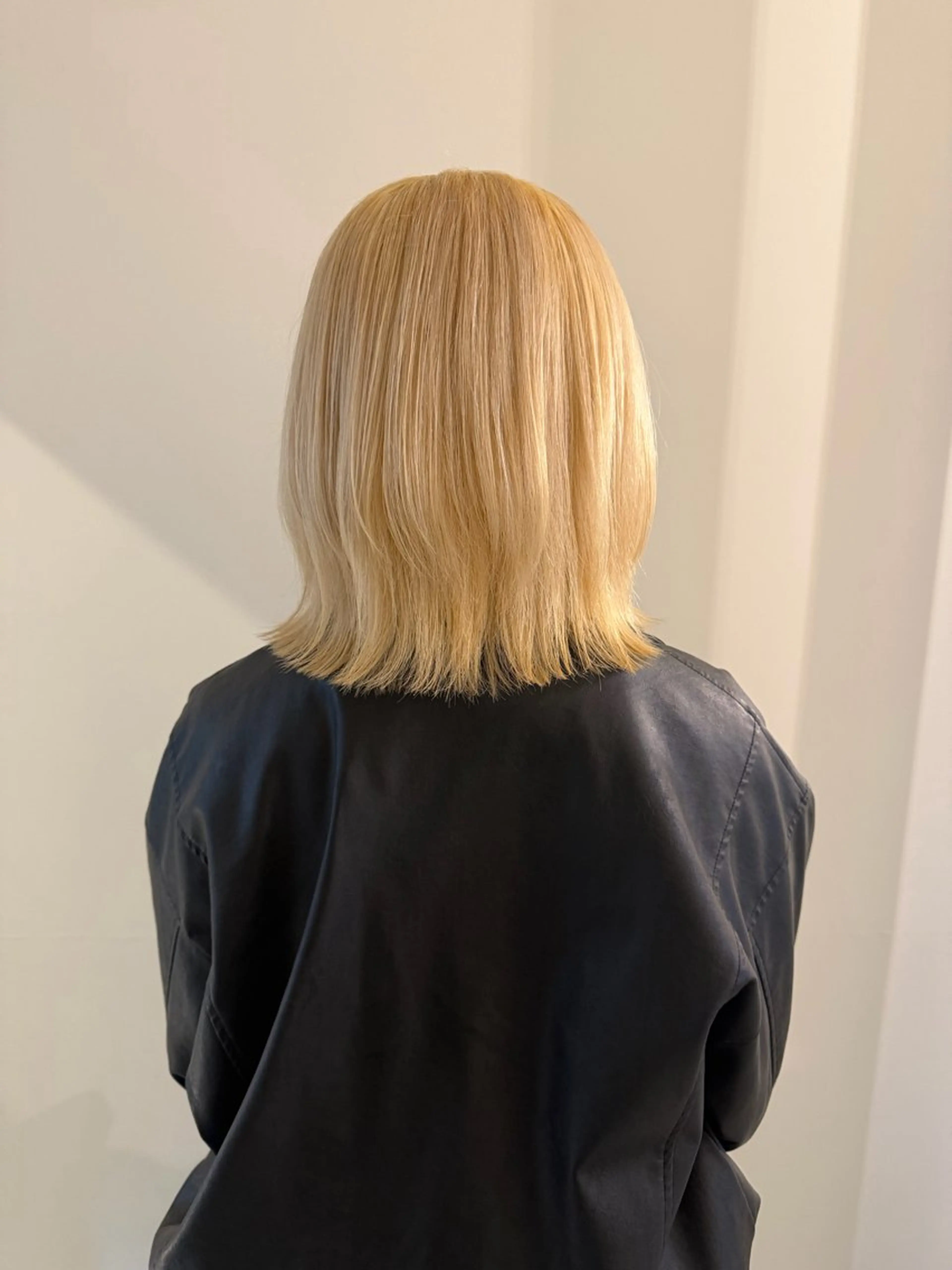 ミディアム カラー 抜きっぱなしブロンド ブロンド ヘアカラー 渋谷 留菜のヘアスタイル