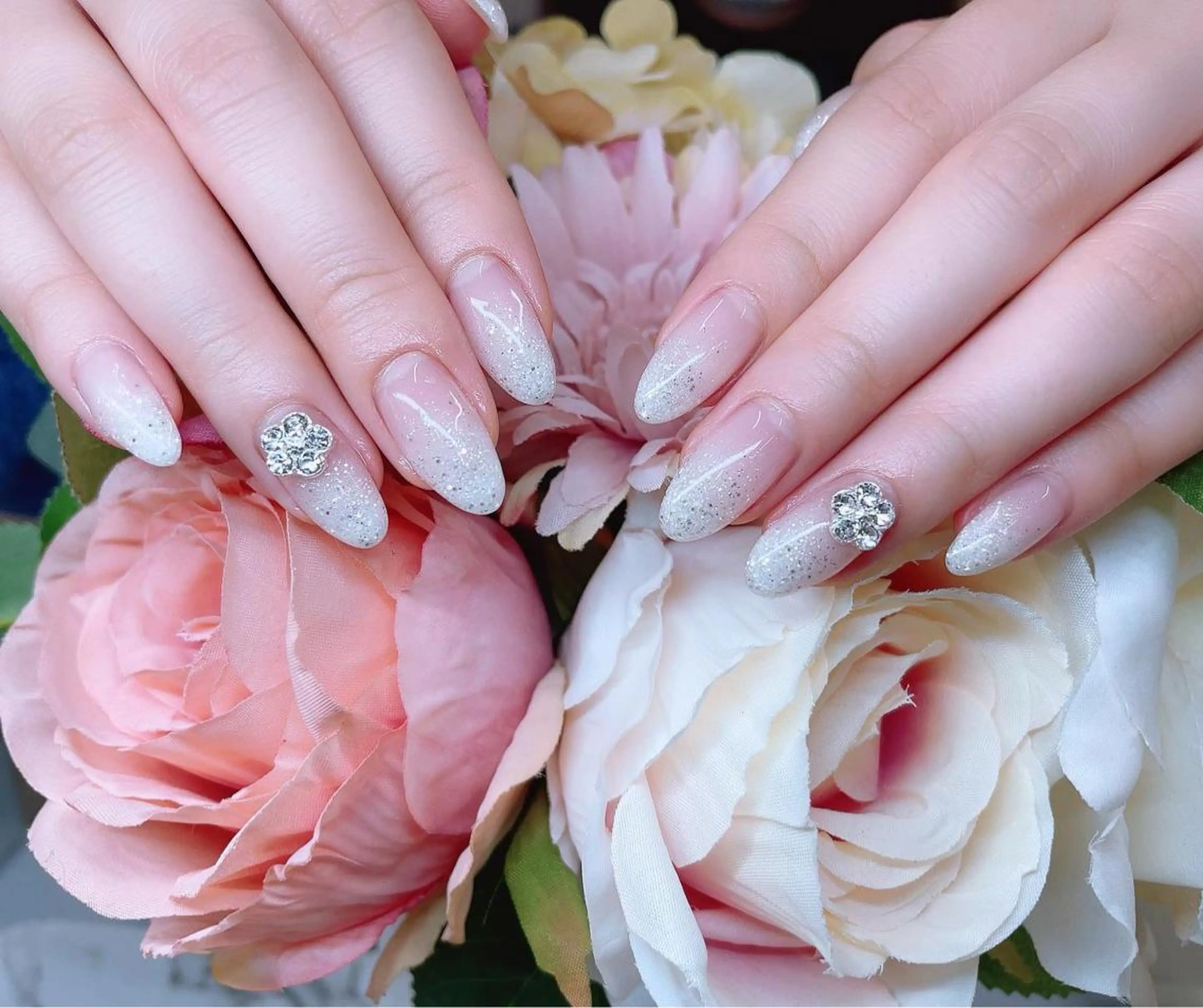 ネイル オーロラネイル ジェルネイル ゴールド グラデーション ハードジェル Lilas Nailのネイルデザイン