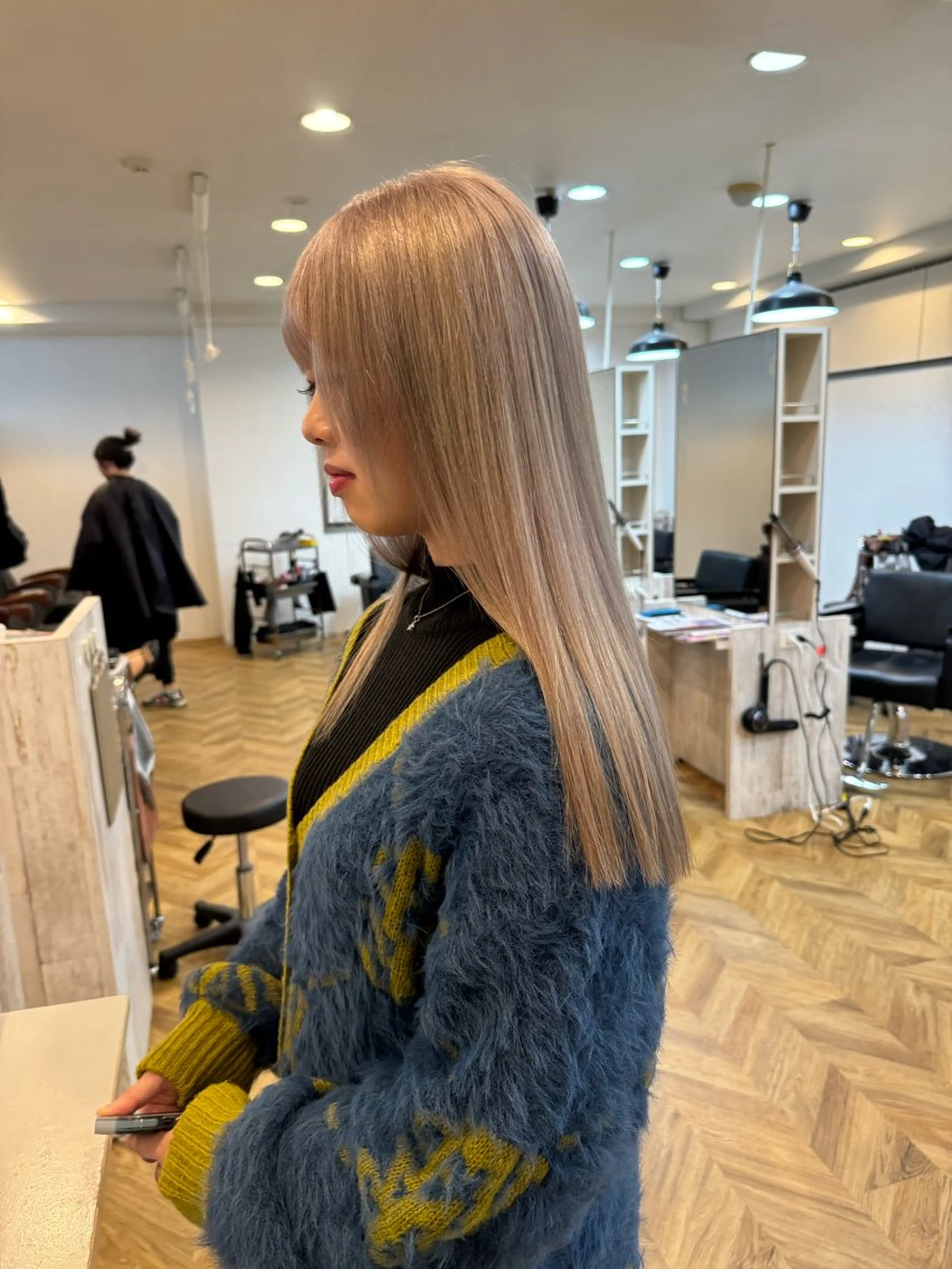 ミディアム カラー ベージュカラー ハイトーンカラー ホワイトベージュ カット ヘアカラー トリートメント ブリーチ特化 梅田本多翔のヘアスタイル