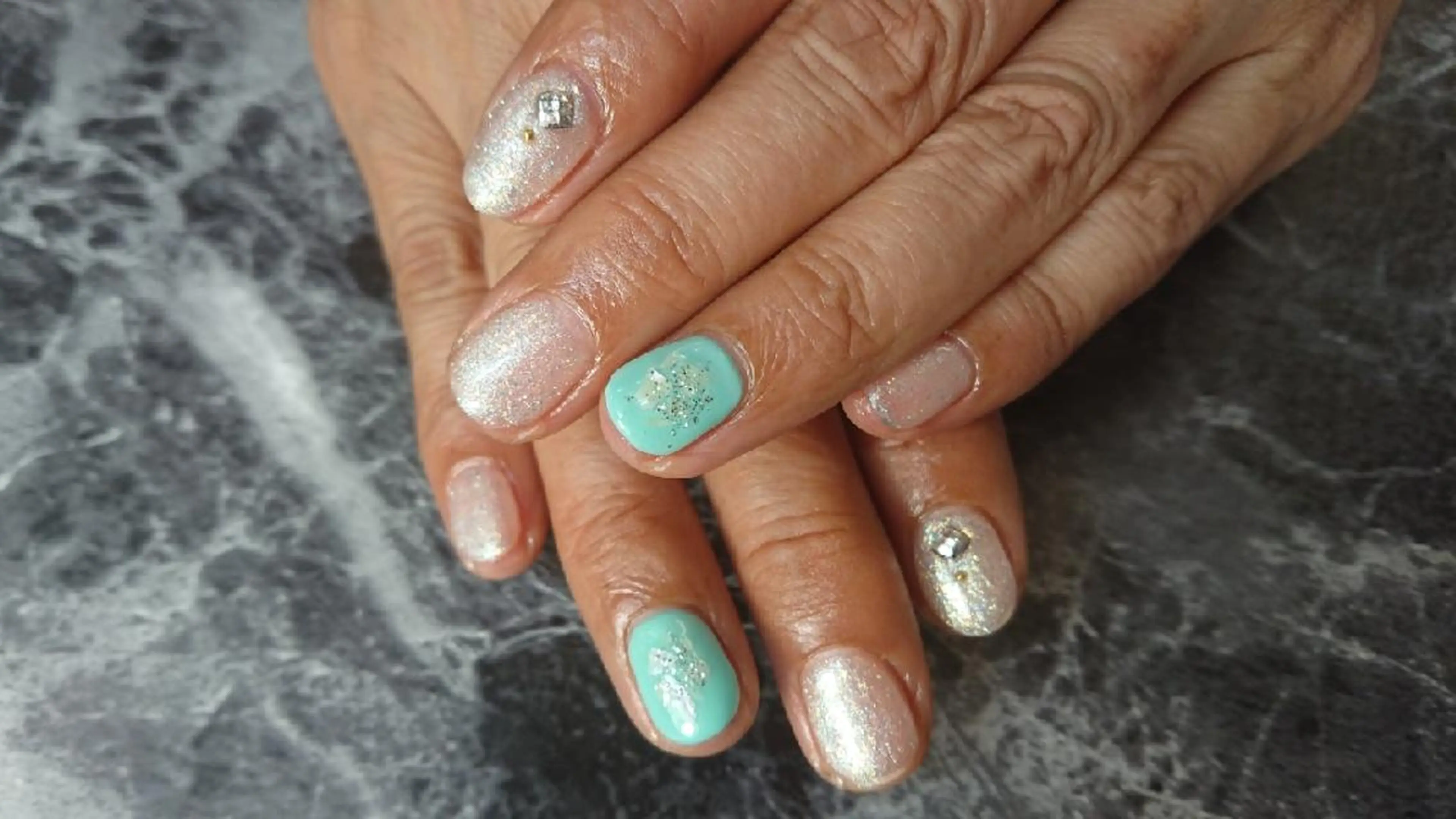 ネイル ラメ(グリッター) 夏ネイル ホワイト 林 珠里のネイルデザイン