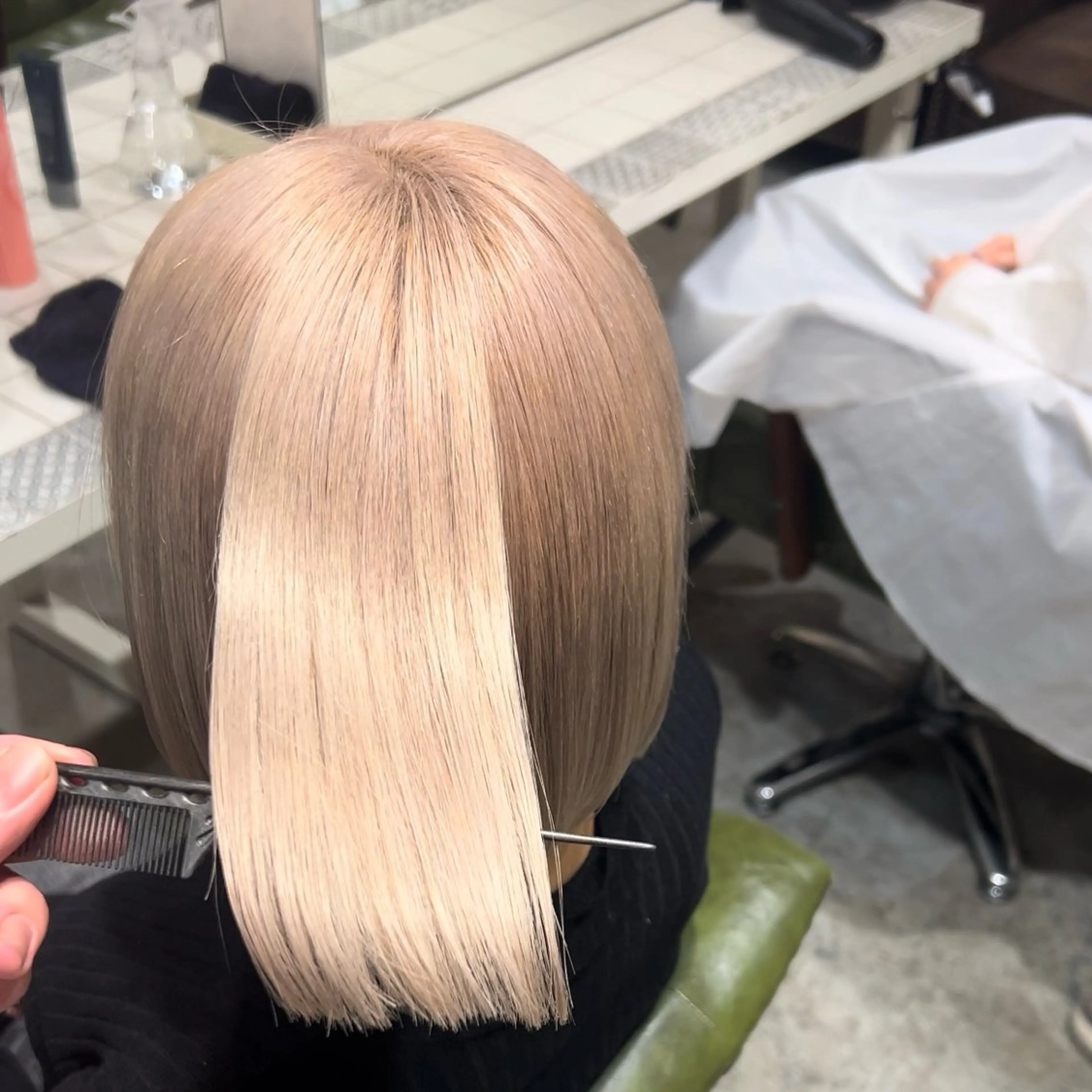 ショート カラー ベージュカラー ミルクティーベージュ ヘアカラー オカベ ショウマのヘアスタイル