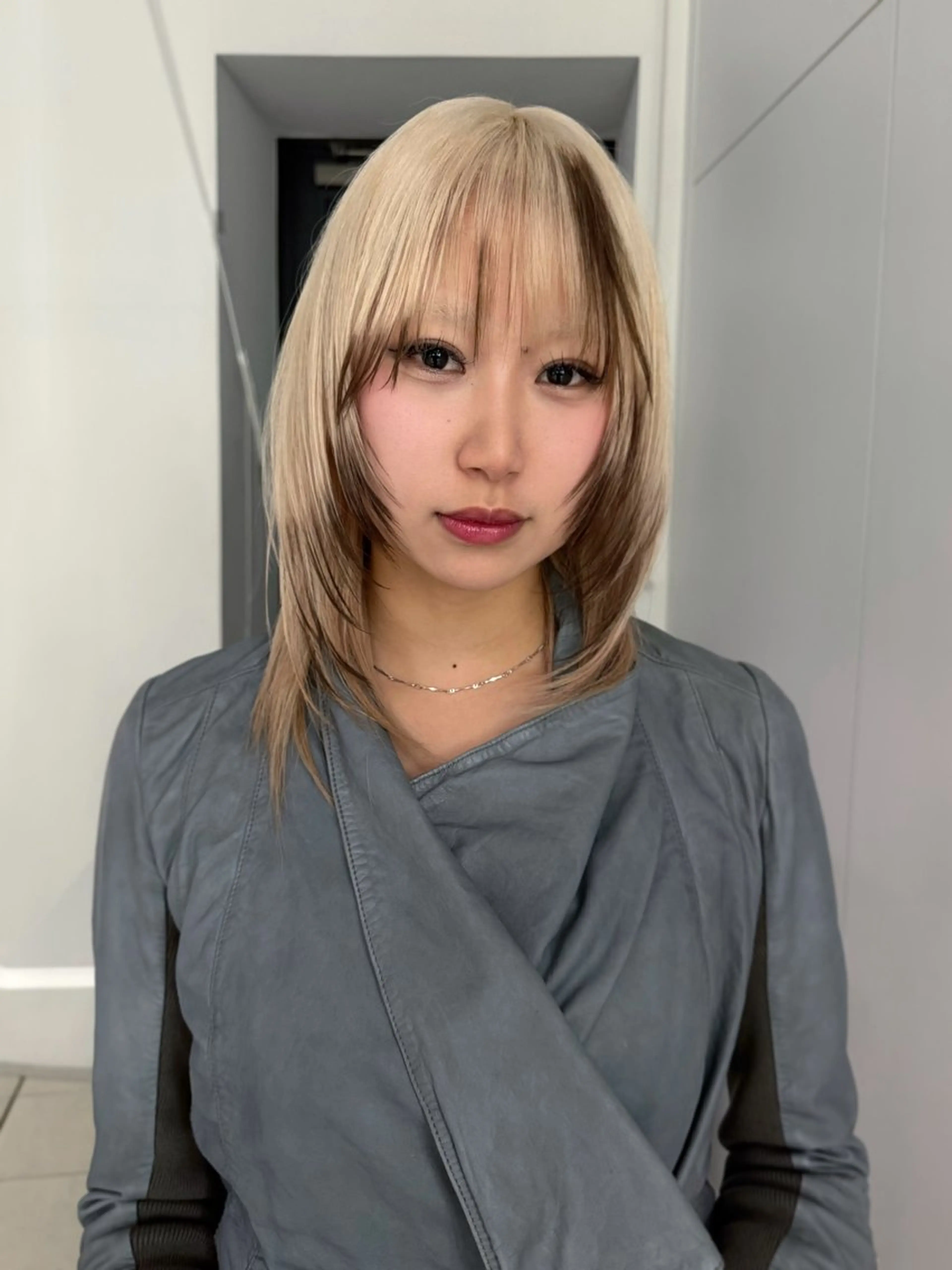 セミロング カラー デザインカラー ハイトーンカラー 顔周りカット レイヤーカット 長山 海秀のヘアスタイル