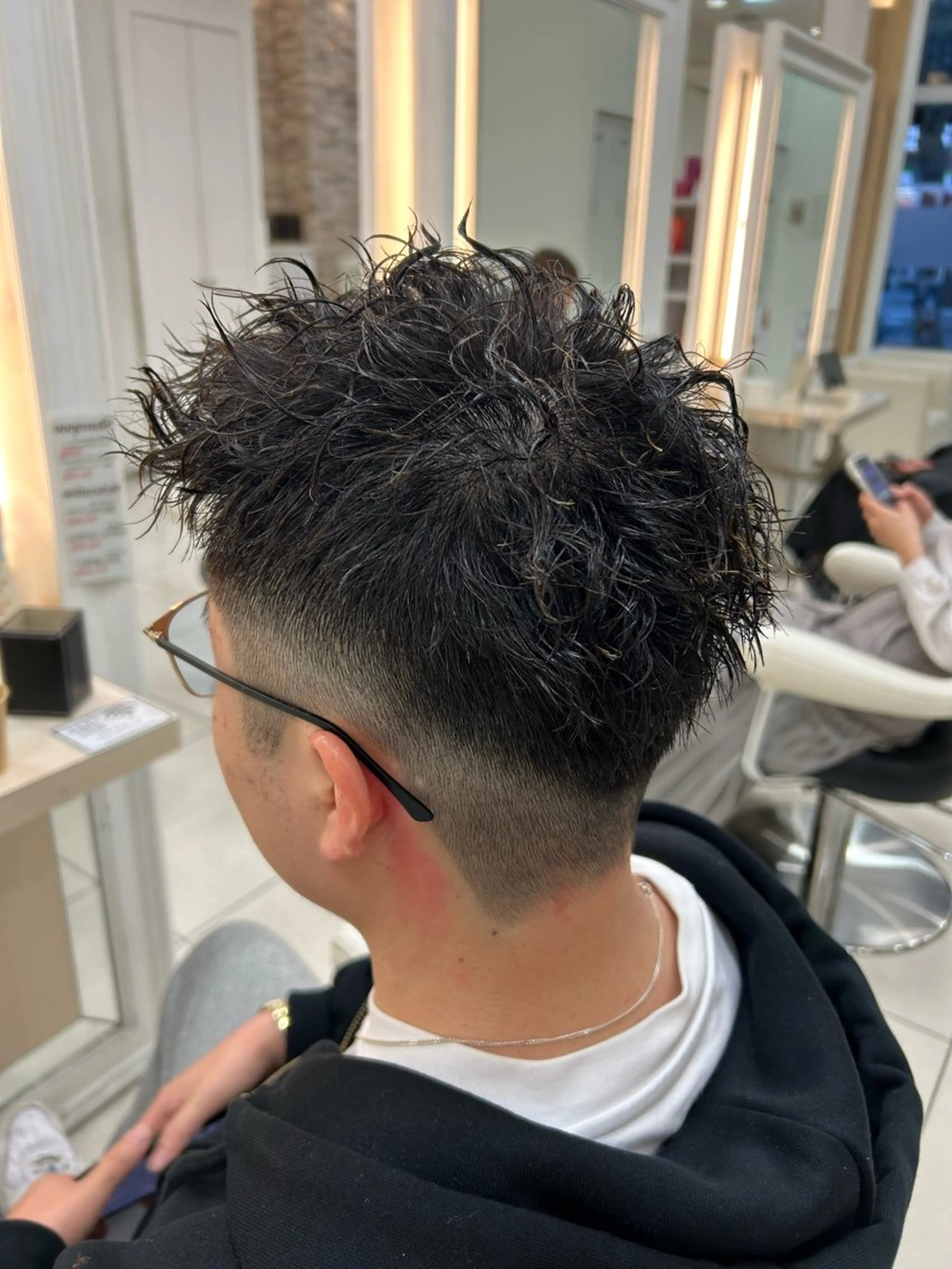 ショート パーマ メンズ センターパート フェードカット フェザーパーマ カルマパーマ マッシュ 髪質改善/艶カラー/ メンズパーマ/鈴木のヘアスタイル