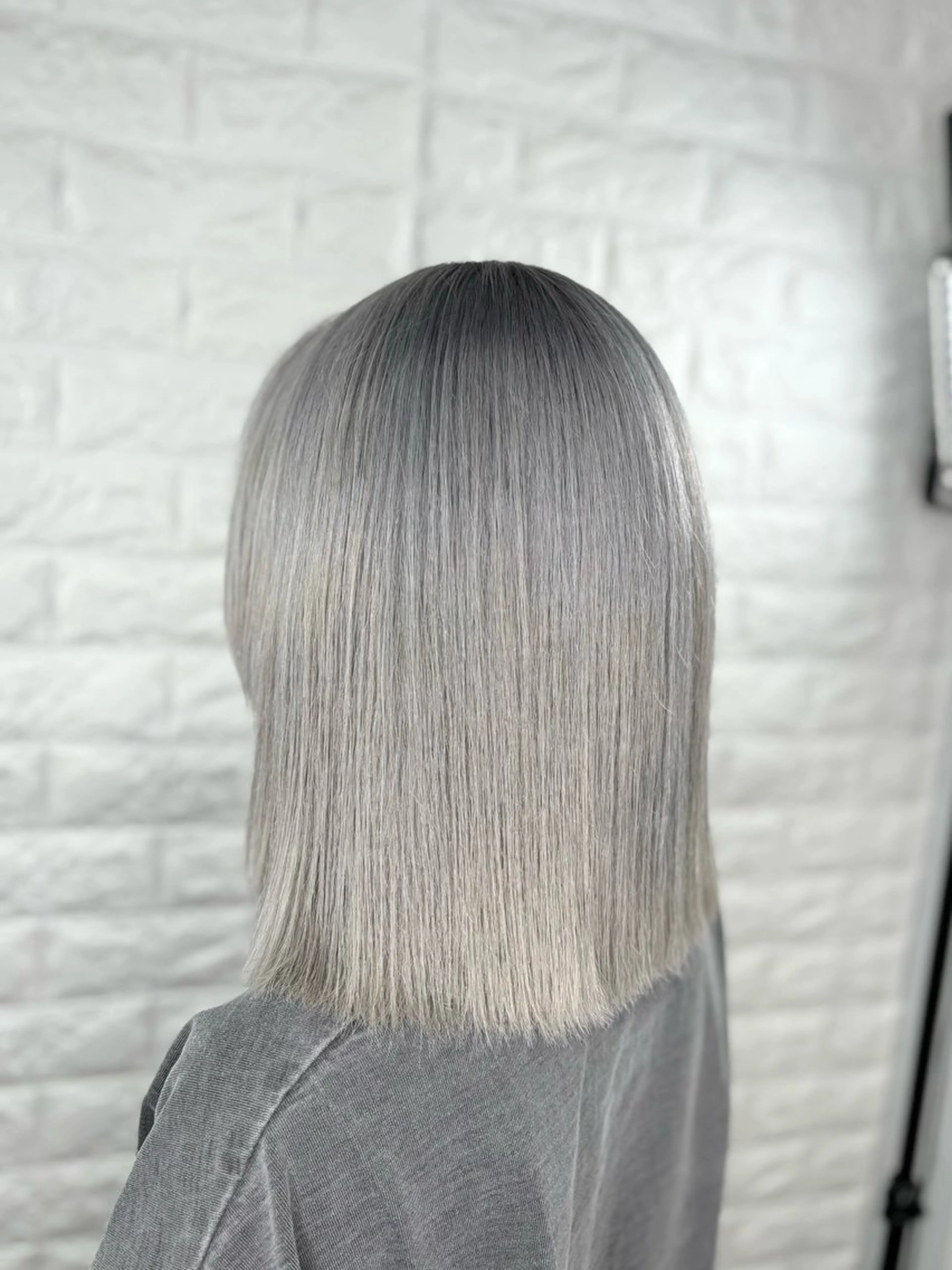 ショート カラー シルバー ホワイトシルバー もえ こーんのヘアスタイル