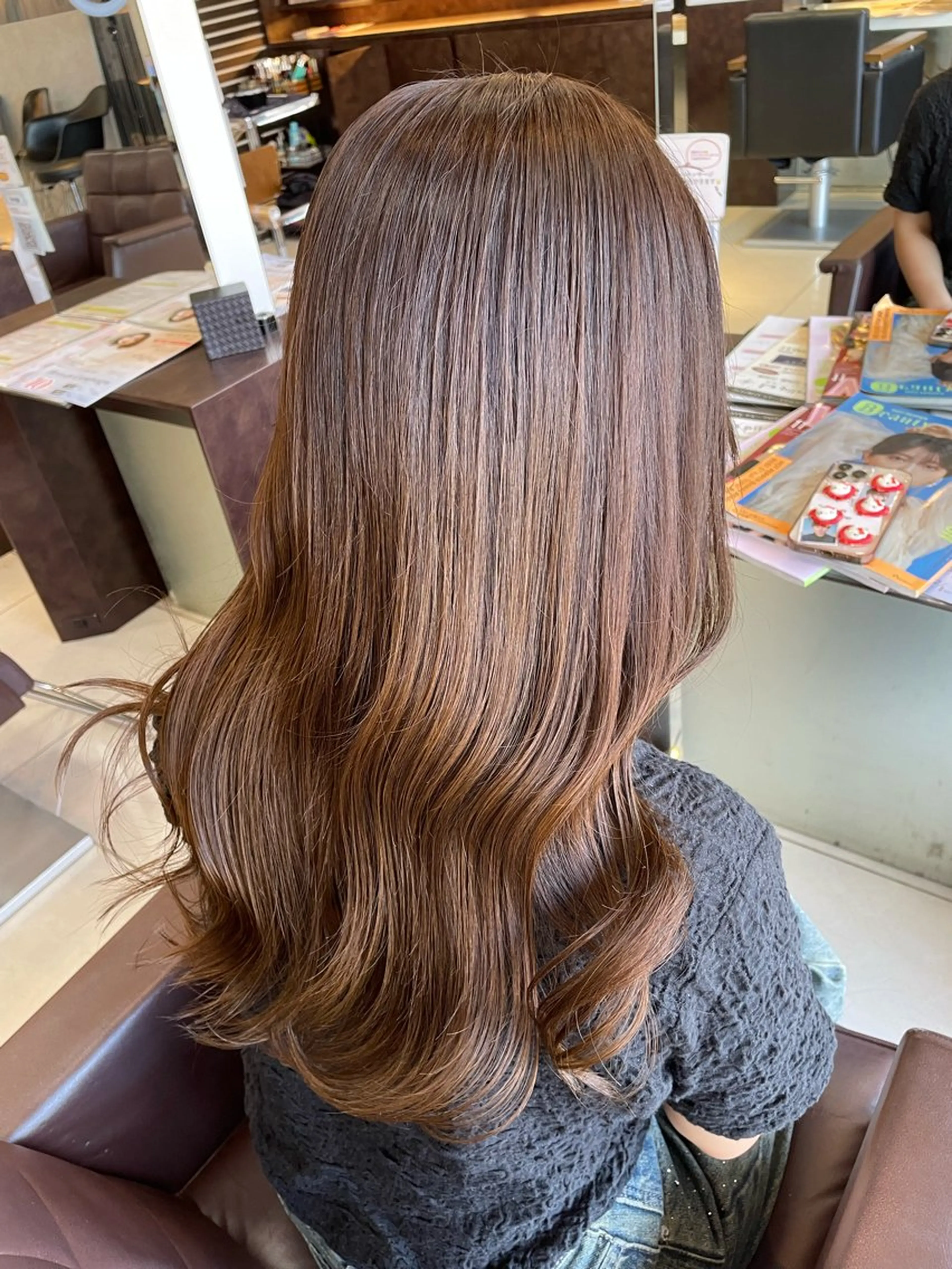 ロング レイヤーカット✖️ 柔らかベージュカラーのヘアスタイル