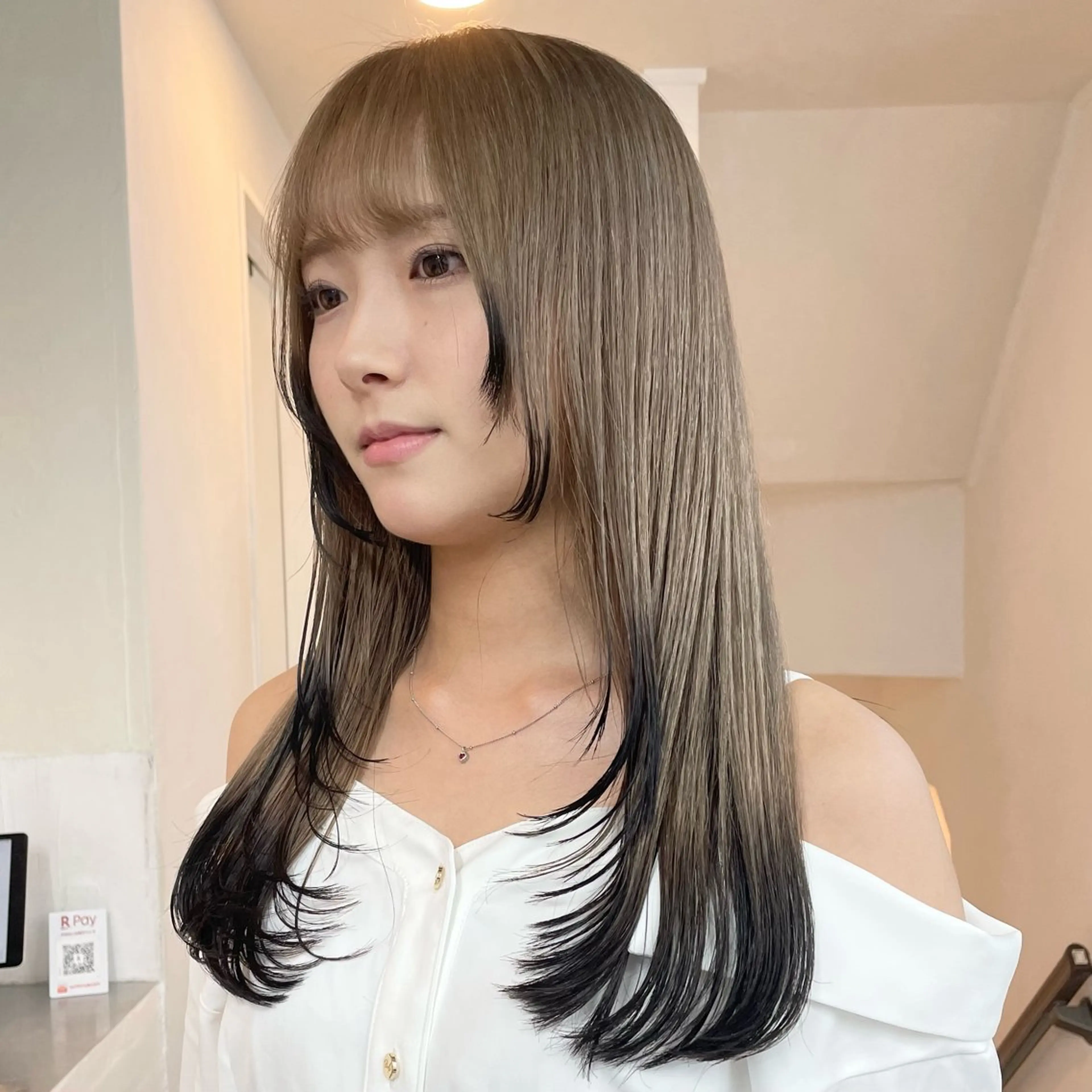 ロング カラー ベージュカラー デザインカラー ミルクティーベージュ レイヤーカット カット ヘアカラー トリートメント ヘアセット ハイトーン×レイヤー ／遠藤将太のヘアスタイル