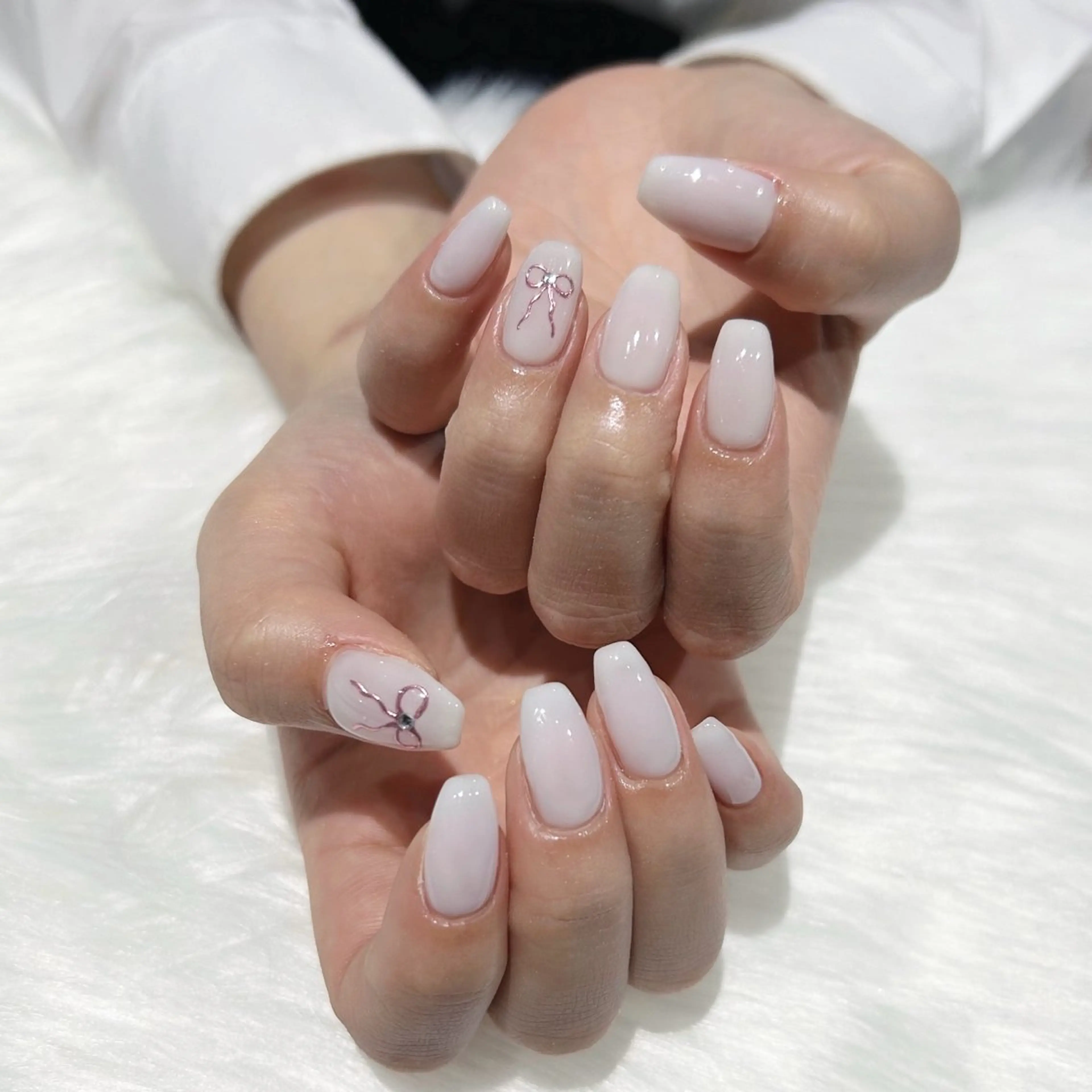 ネイル ミラーネイル リボン ホワイト ぷりゅねる 心斎橋のネイルデザイン