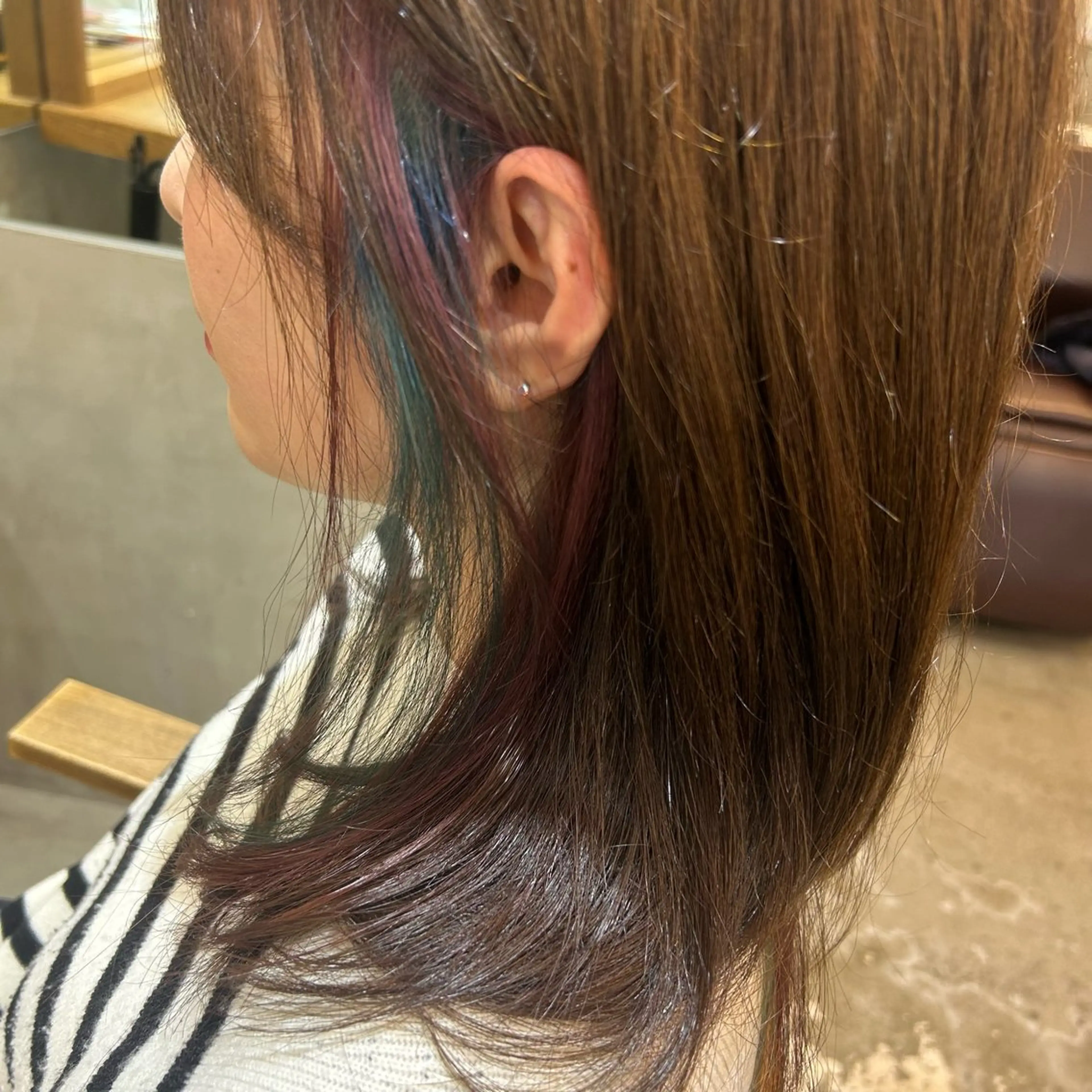ミディアム カラー ブリーチ イヤリングカラー カット ヘアカラー トリートメント 若狭 彩花のヘアスタイル