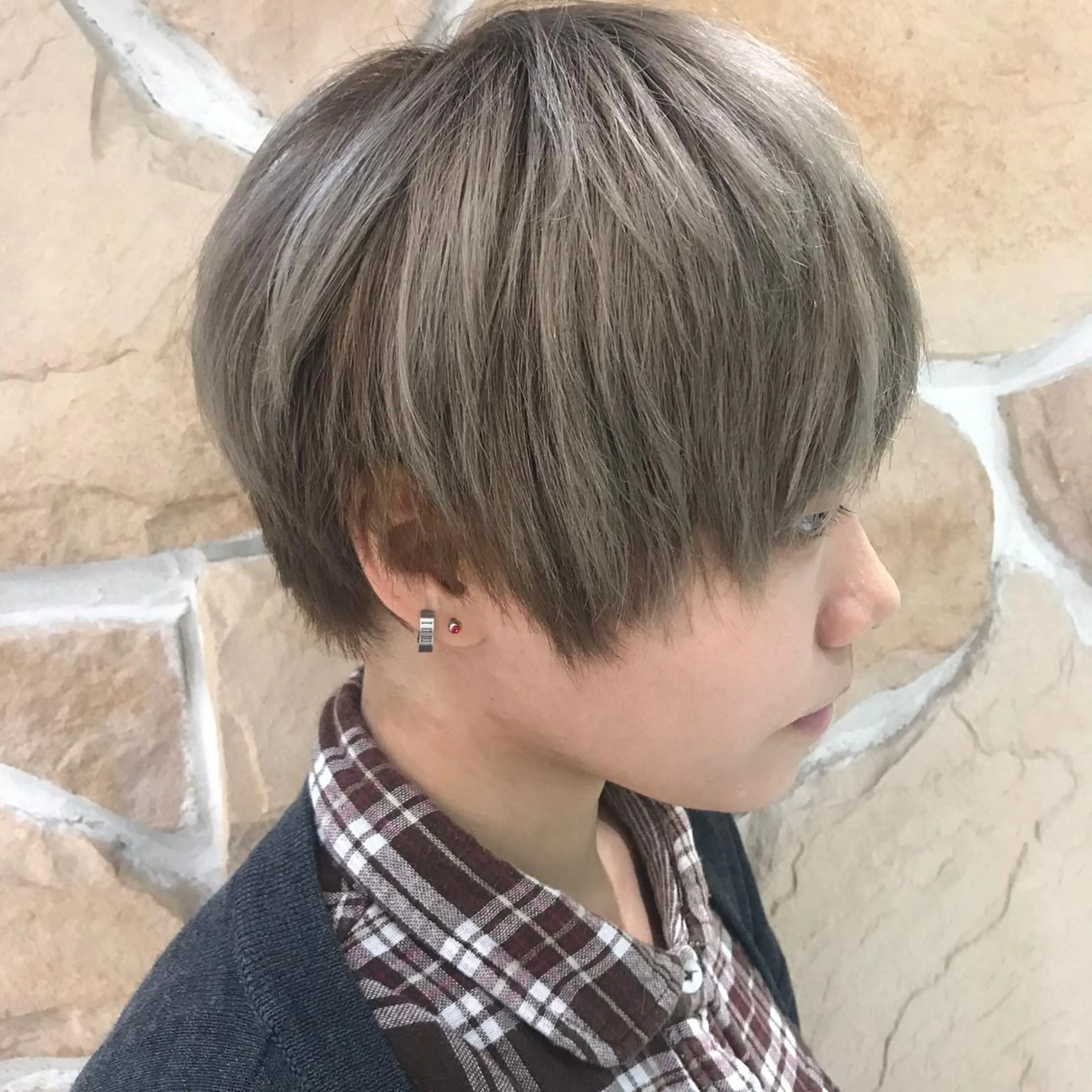 ショート カラー ベージュカラー ブリーチ シルバー シルバーベージュ ショートヘア Zina 札幌 harukaのヘアスタイル