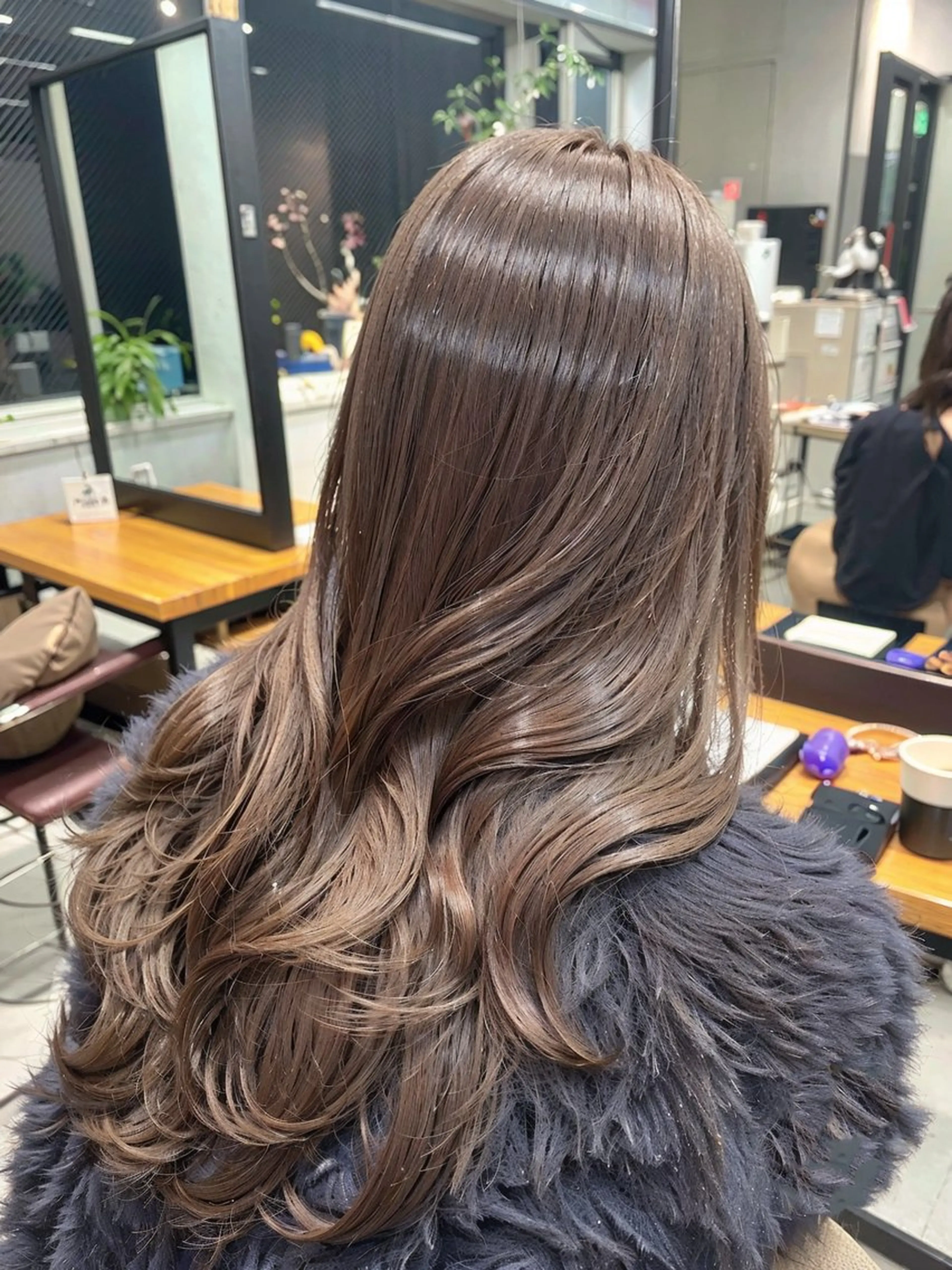 ロング カラー ベージュカラー 銀座レイヤーカット ×シースルー前髪のヘアスタイル