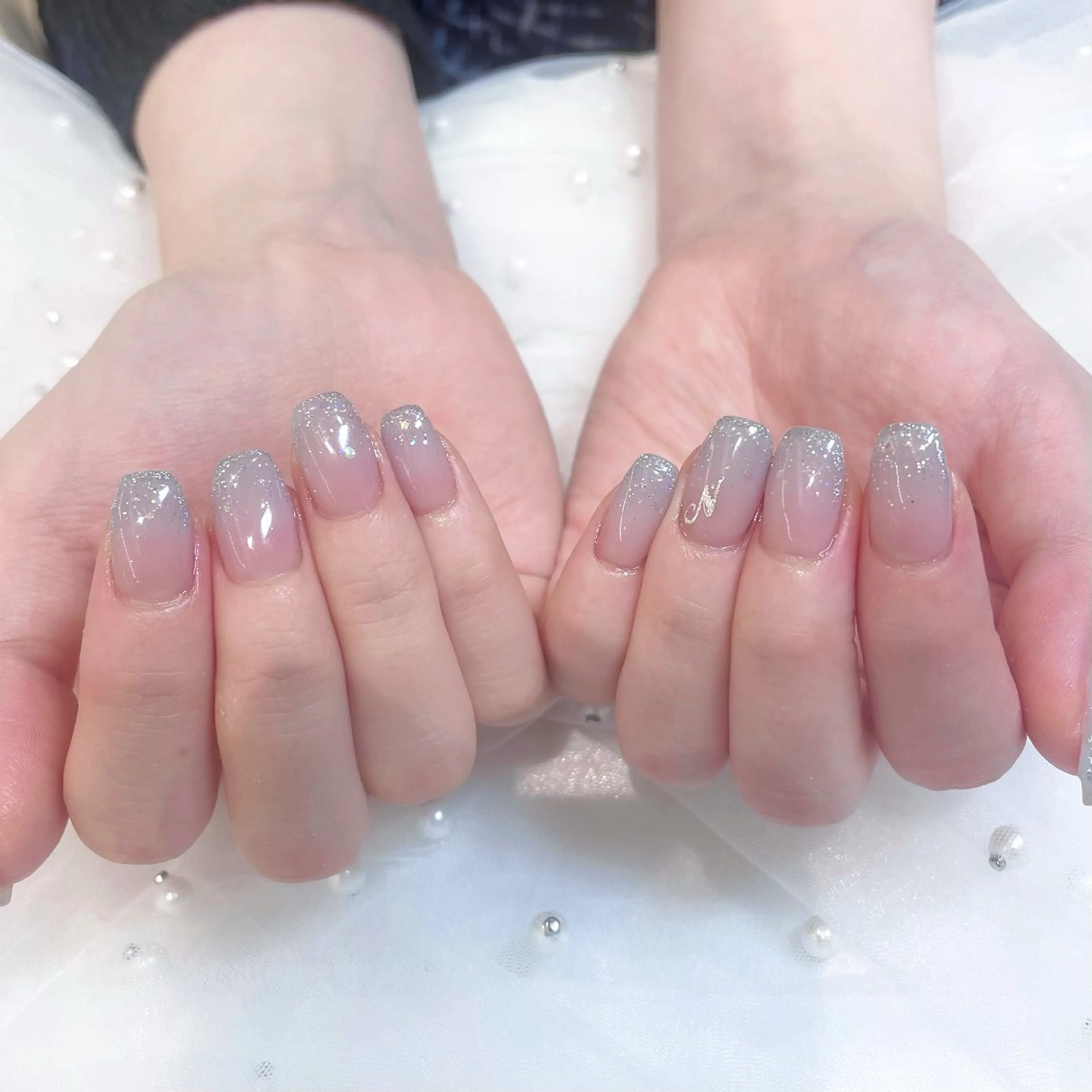 ネイル グラデーション ラメ(グリッター) 水色 シルバー ハンドネイル Tsuki🌙/渋谷 /パラジェルのネイルデザイン