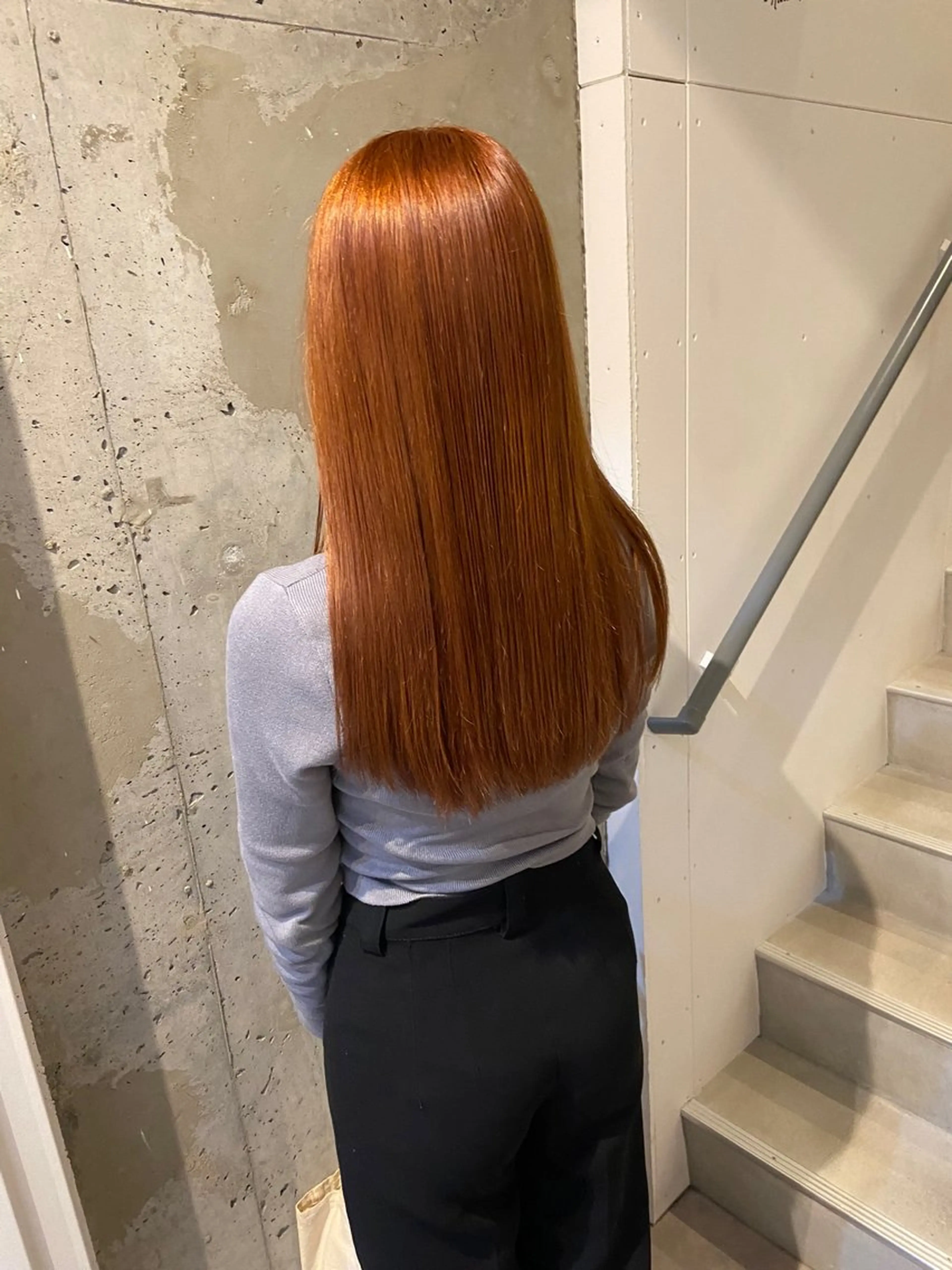 セミロング カラー ベージュカラー ブリーチ オレンジ オレンジベージュ ヘアカラー トリートメント AILEE所属・ウルフカット レイヤーカット上柿のヘアスタイル