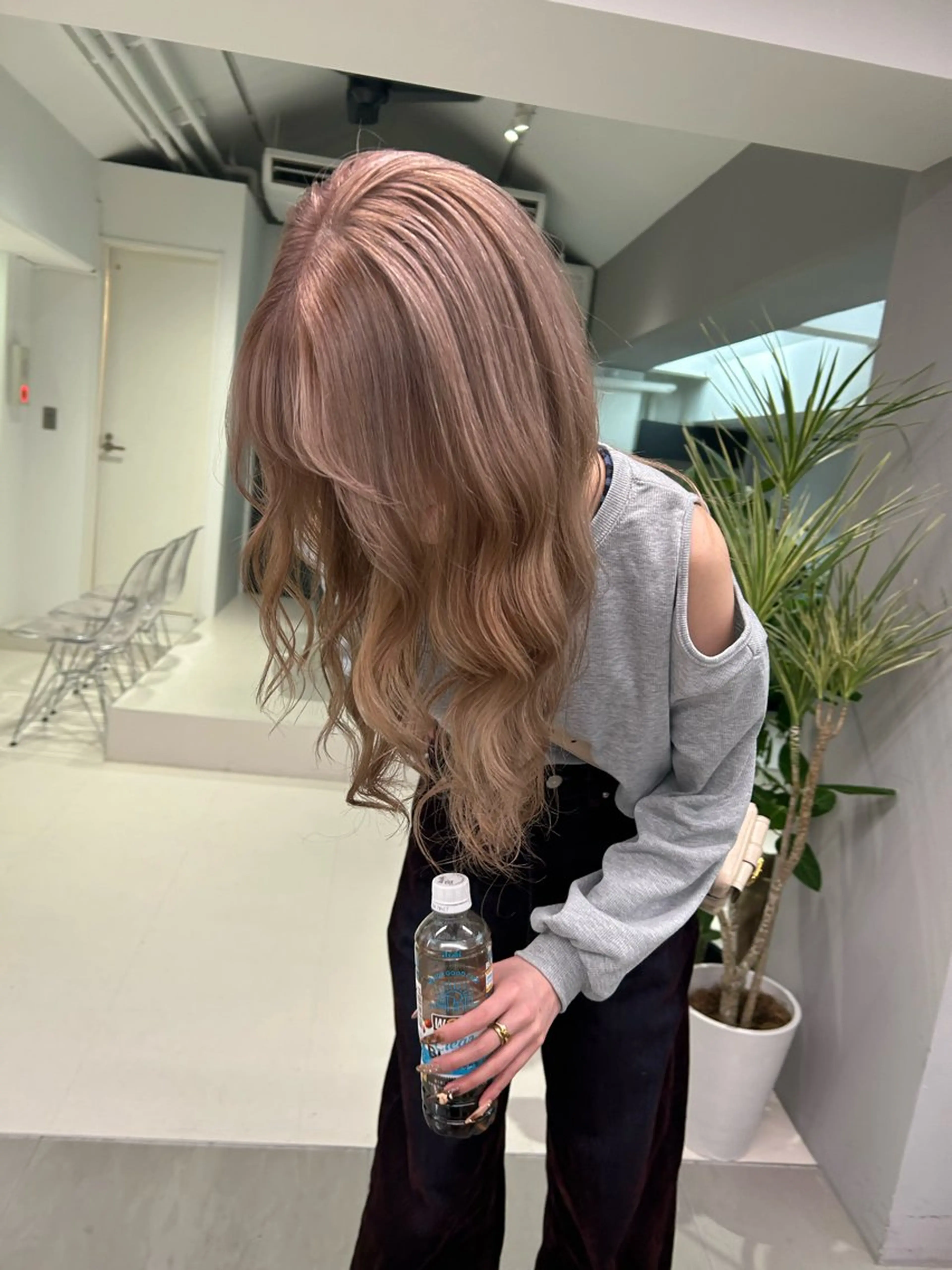 ロング カラー ベージュカラー ピンクカラー ピンクベージュ ヘアカラー トリートメント ハイトーンボブ 前田 表参道　グレージュのヘアスタイル