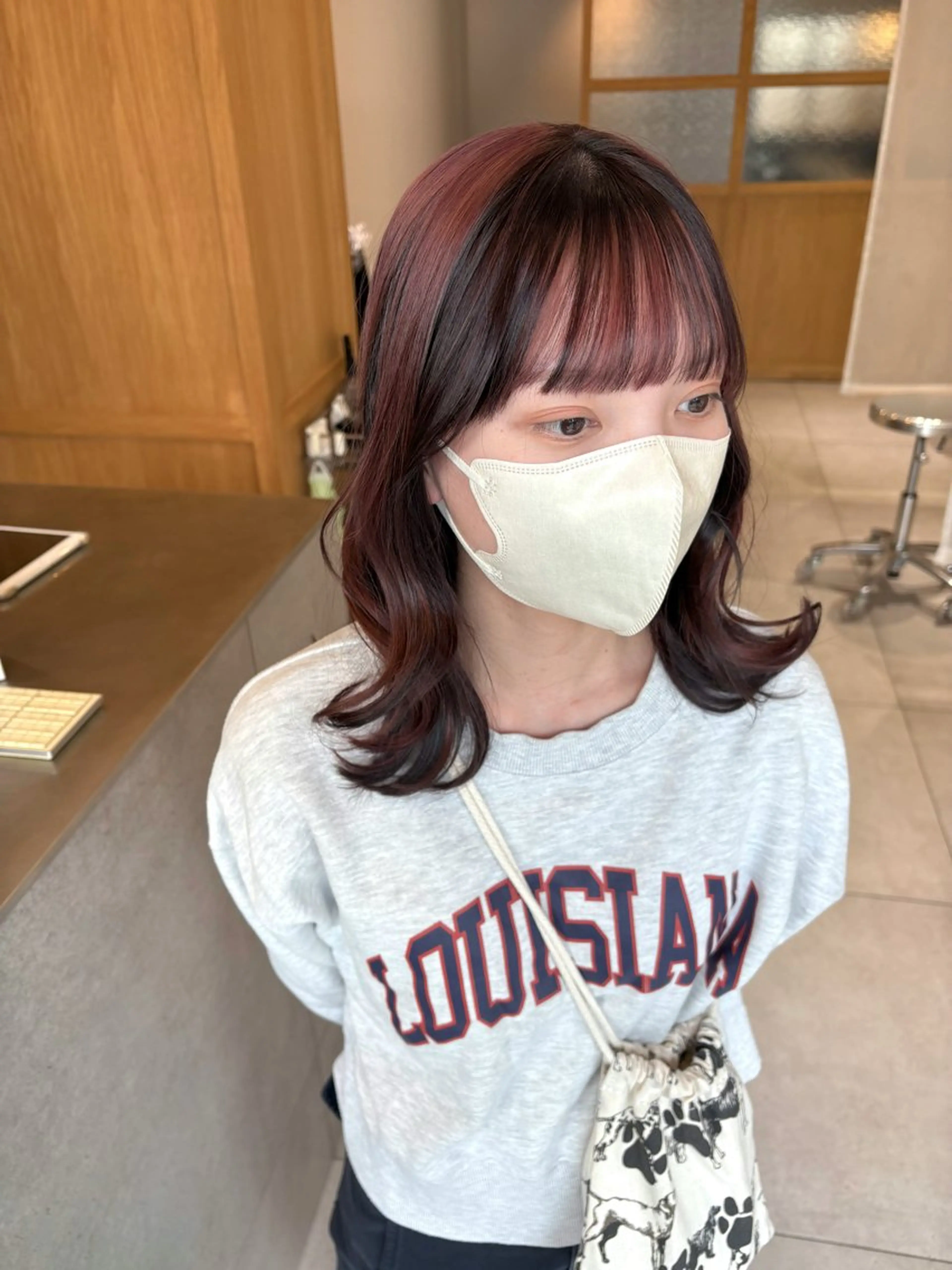 セミロング カラー ブリーチ デザインカラー three. 牧薗 里央のヘアスタイル