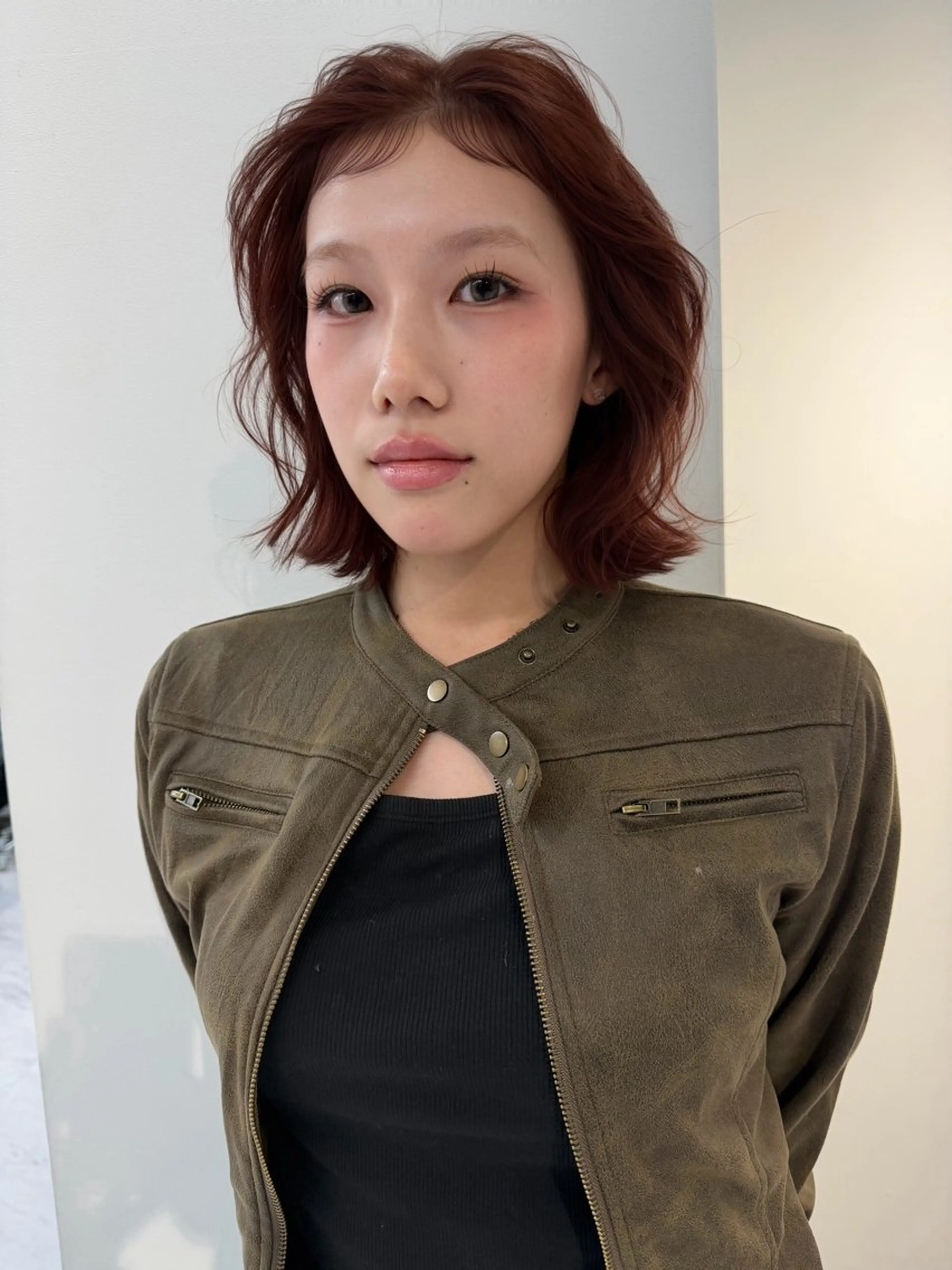 ミディアム カラー パーマ ヘアアレンジ ミディアムパーマ ベージュカラー ブリーチ ケアブリーチ デザインカラー カット ヘアカラー パーマ トリートメント TATSUブリーチ/ ミルクティーベージュのヘアスタイル