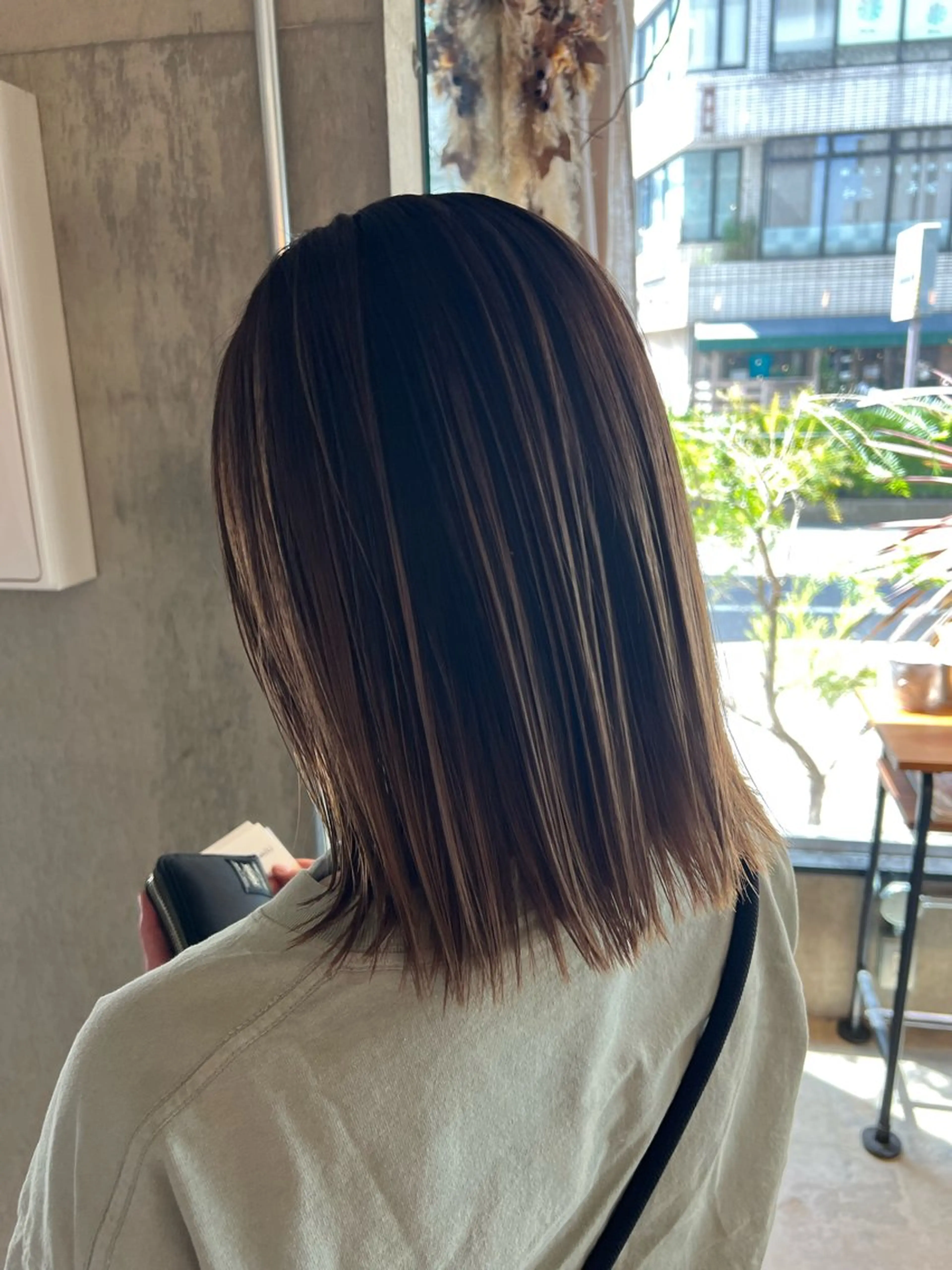 セミロング カラー ブリーチ 乕谷 美潮のヘアスタイル