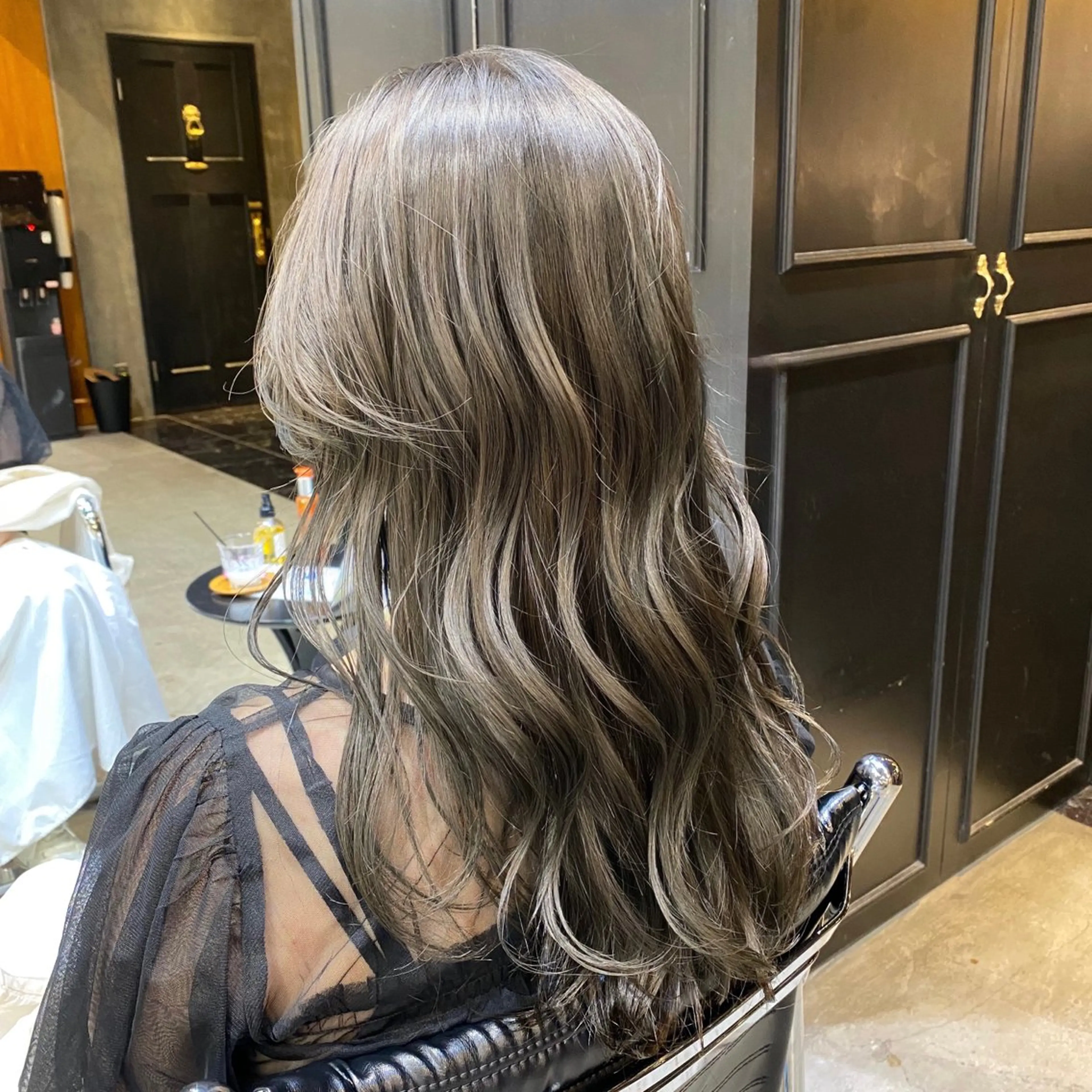 セミロング カラー ブリーチ ダブルカラー グレージュ カーキグレージュ ブリーチなしカラー カット ヘアカラー 透明感カラー🌿 グレージュ🐺陽介のヘアスタイル