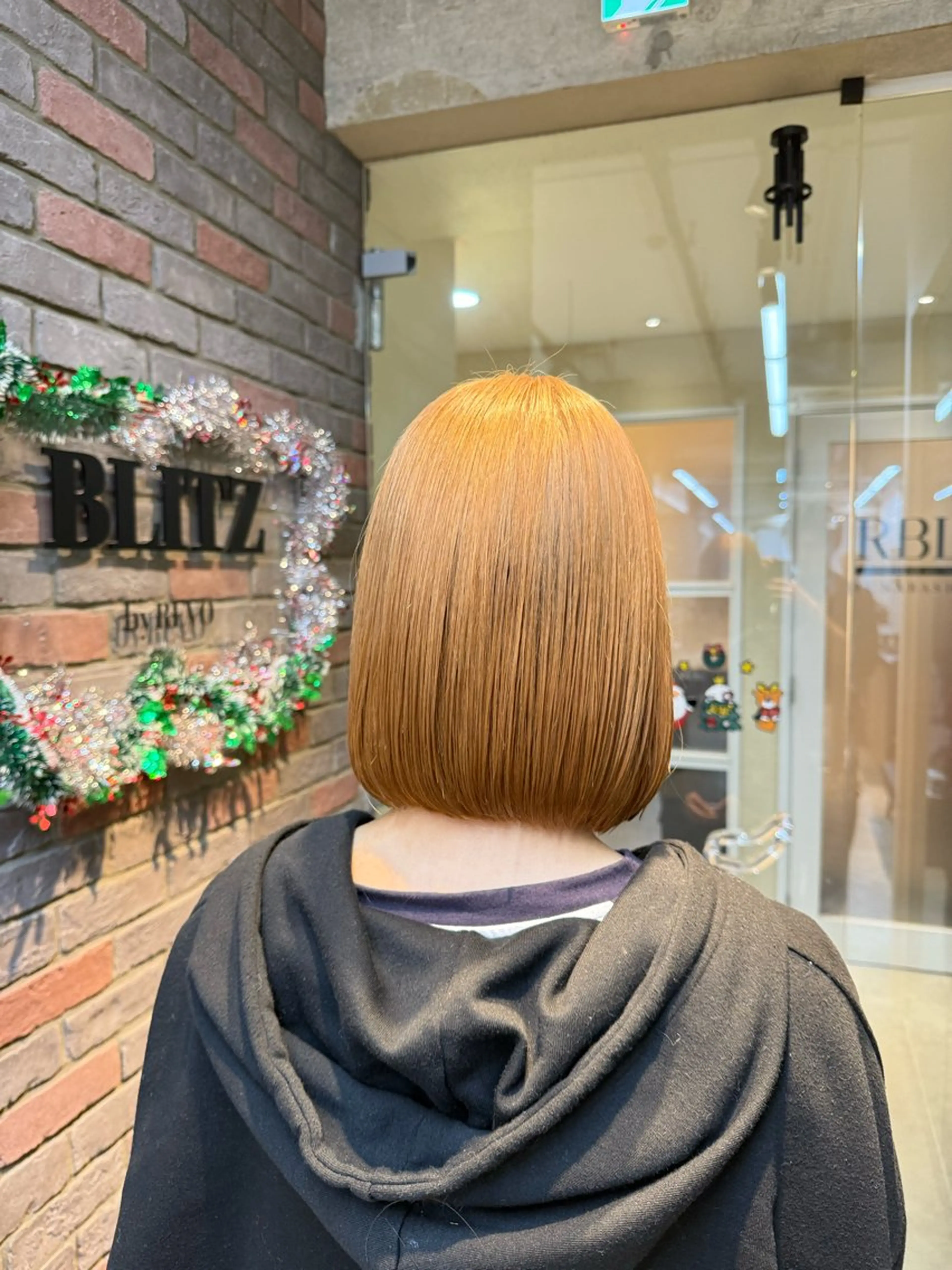 ショート カラー 前下がりボブ ベージュカラー ミルクティーベージュ ボブ カット ヘアカラー 吉川 慶斗のヘアスタイル