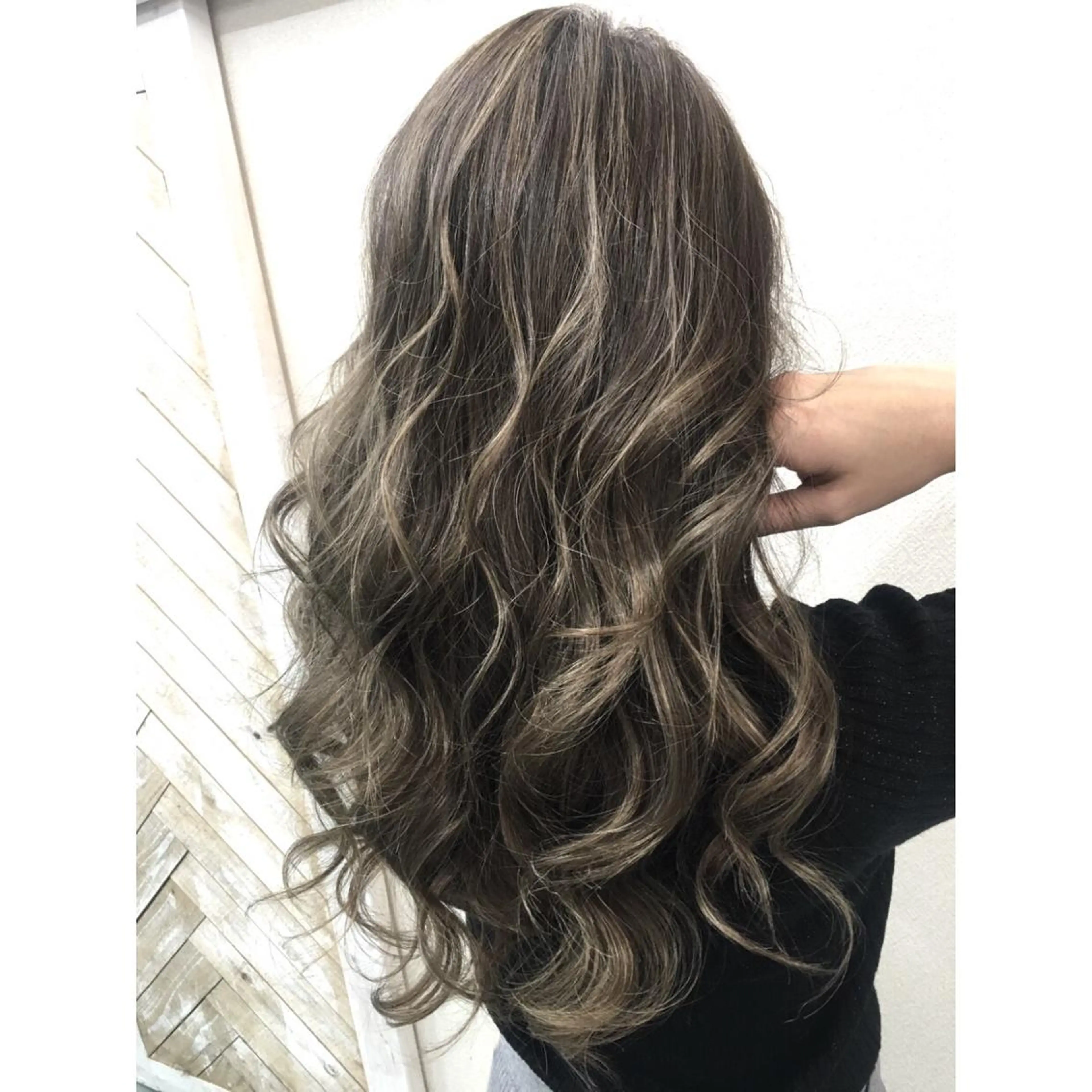 ロング カラー ベージュカラー ハイライトカラー 3Dハイライト ハイライト ヘアカラー トリートメント 井上 一平のヘアスタイル