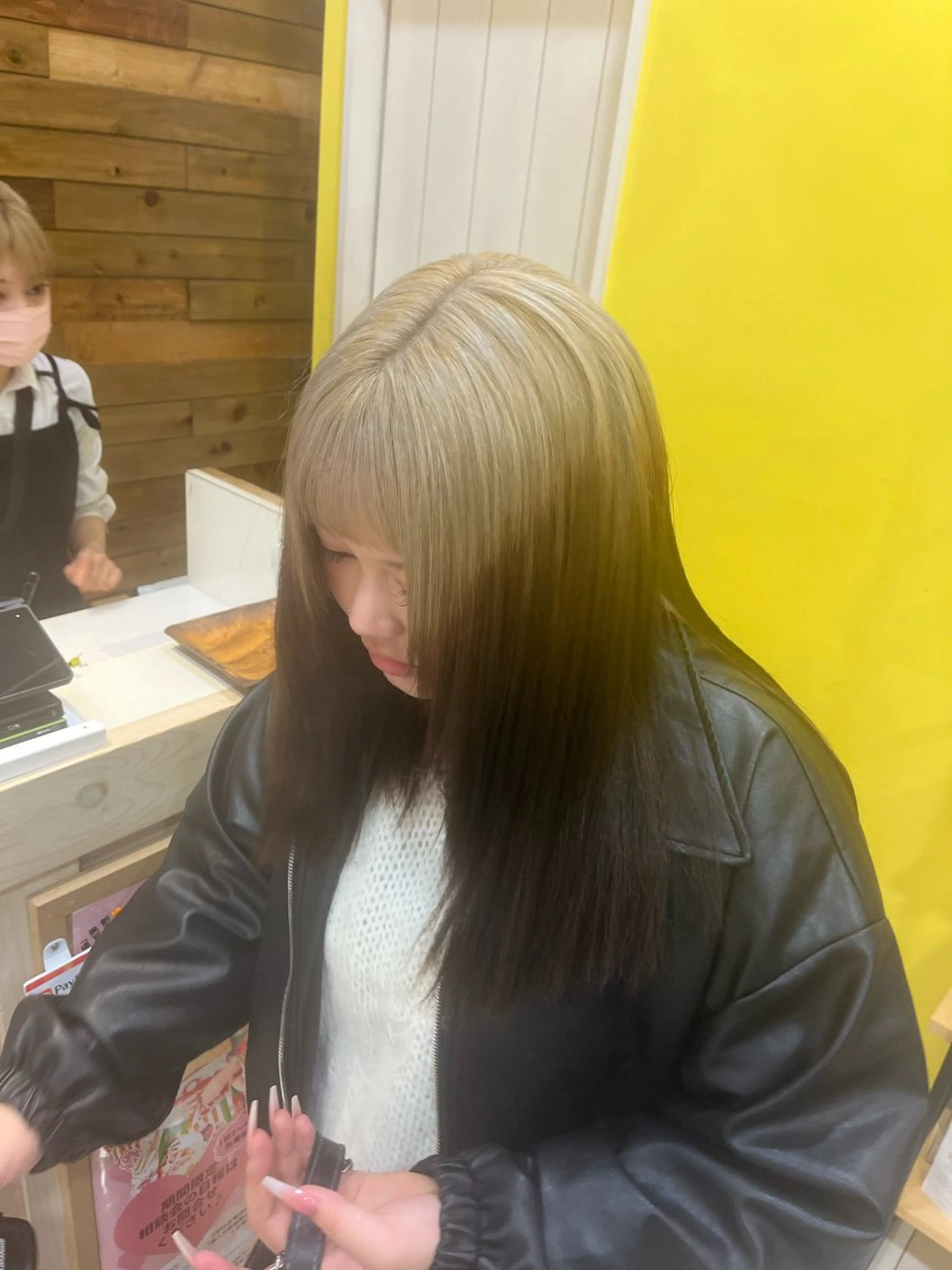 ミディアム ヘアカラー らいむ/レイヤー/ /イヤリングカラーのヘアスタイル