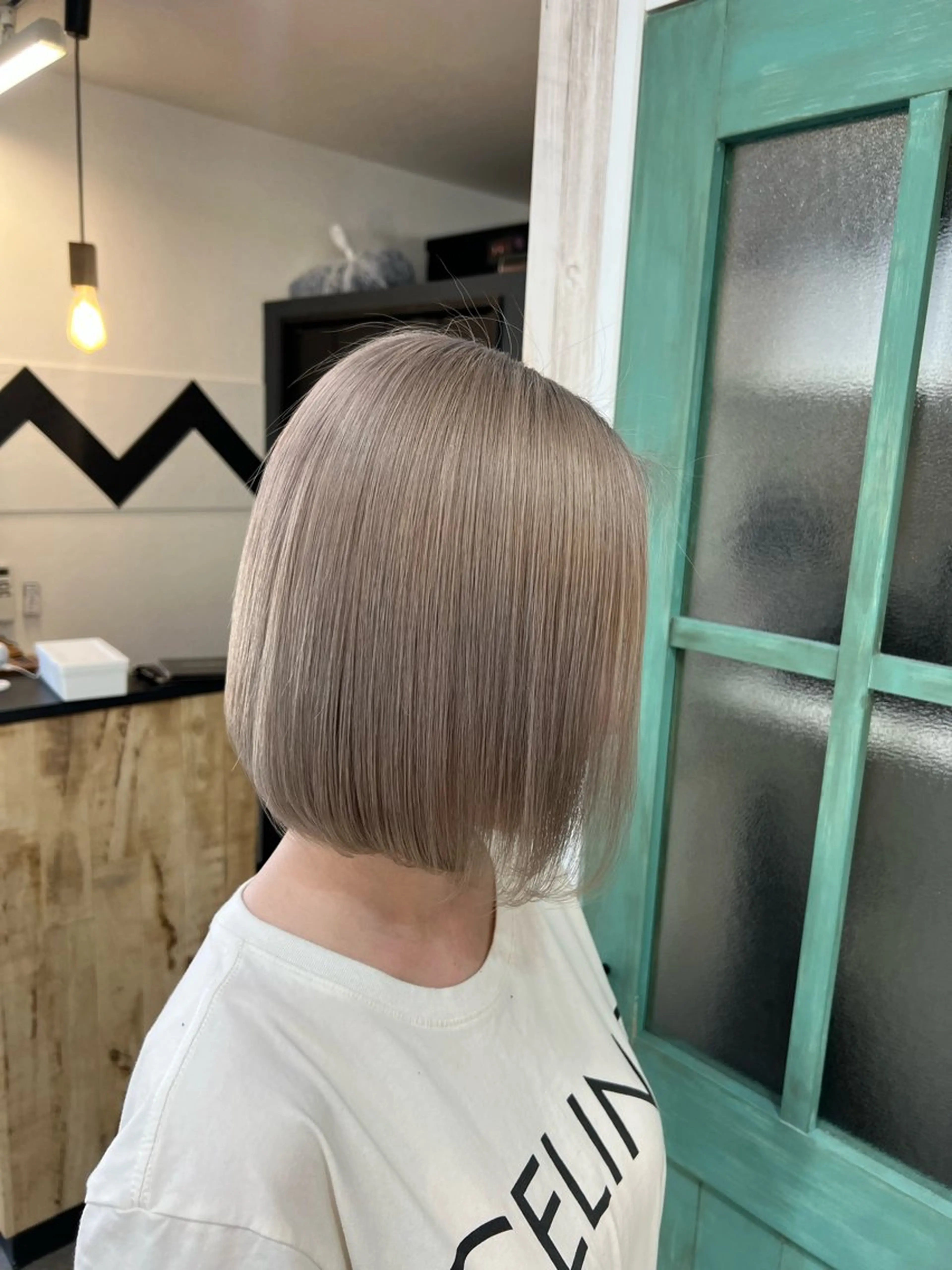 ショート カラー ブリーチ ブロンド ダブルカラー ホワイトブロンド ヘアカラー 吉野 瑳桜のヘアスタイル