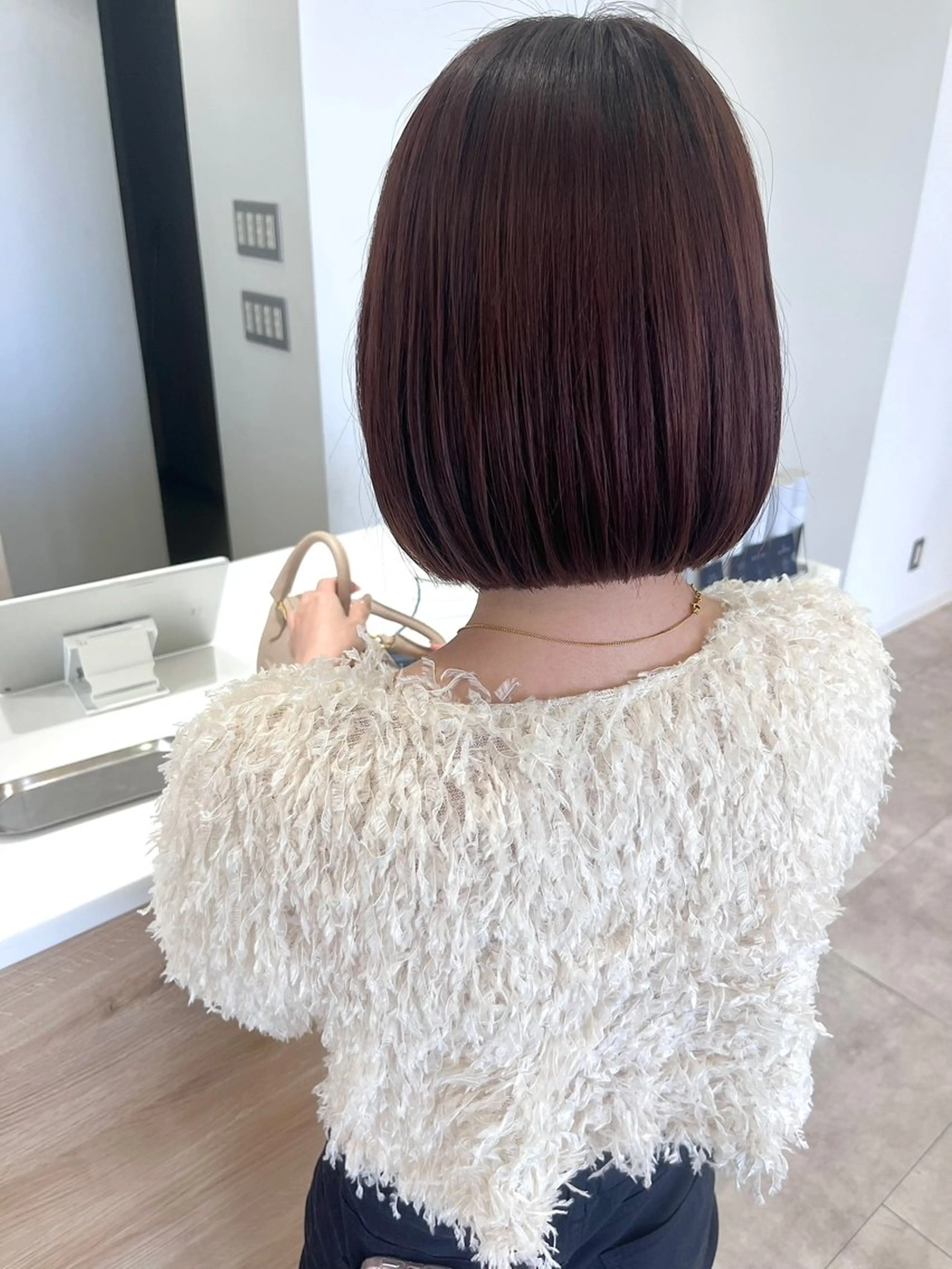 ショート カラー 切りっぱなしボブ 前下がりボブ ボブレイヤー ベージュカラー 透明感カラー カット ヘアカラー トリートメント cana 札幌レイヤースタイルのヘアスタイル