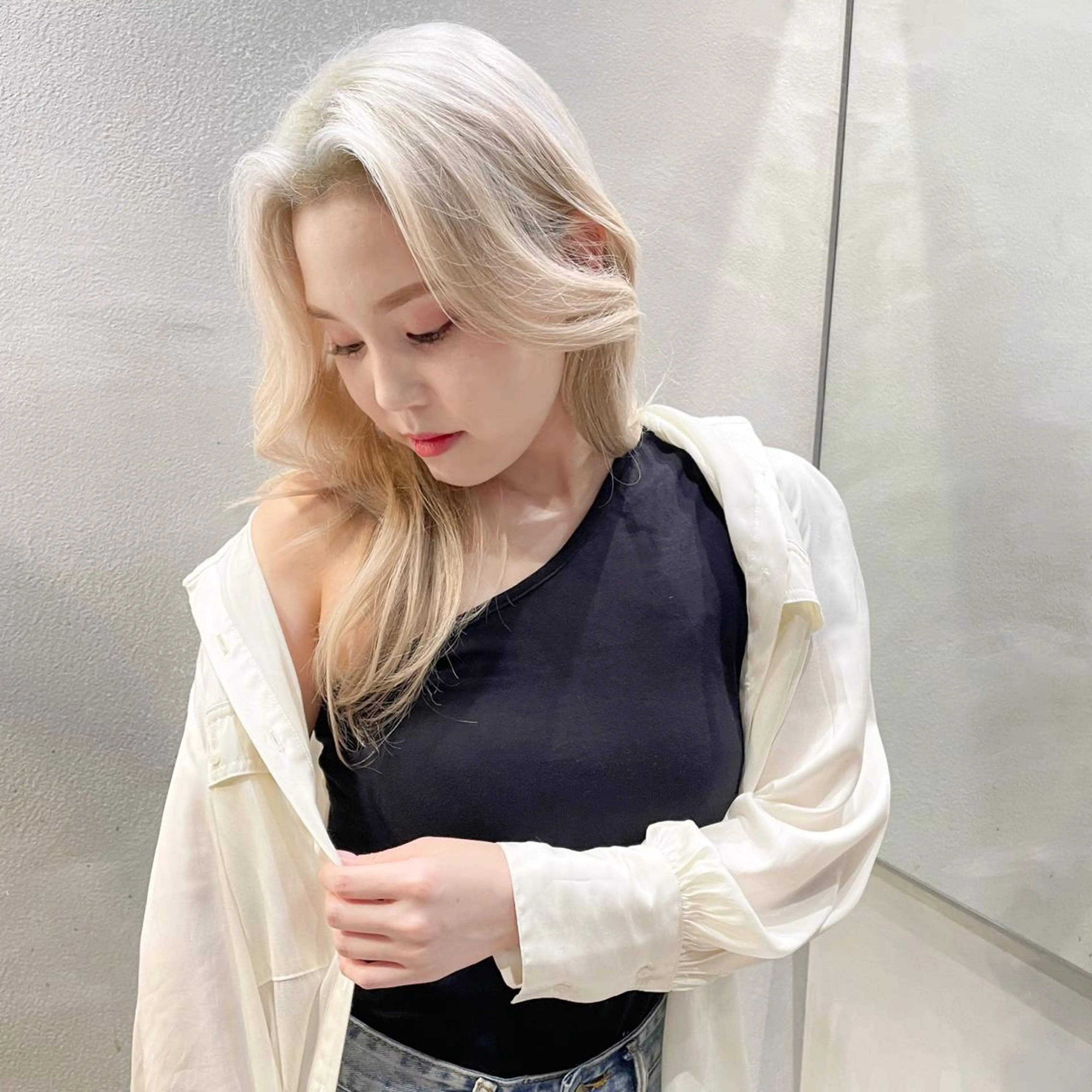 ミディアム カラー アディクシーカラー ベージュカラー 黒髪 ブリーチ ブルーカラー 透明感カラー×小 顔レイヤー♡ヒデさんのヘアスタイル