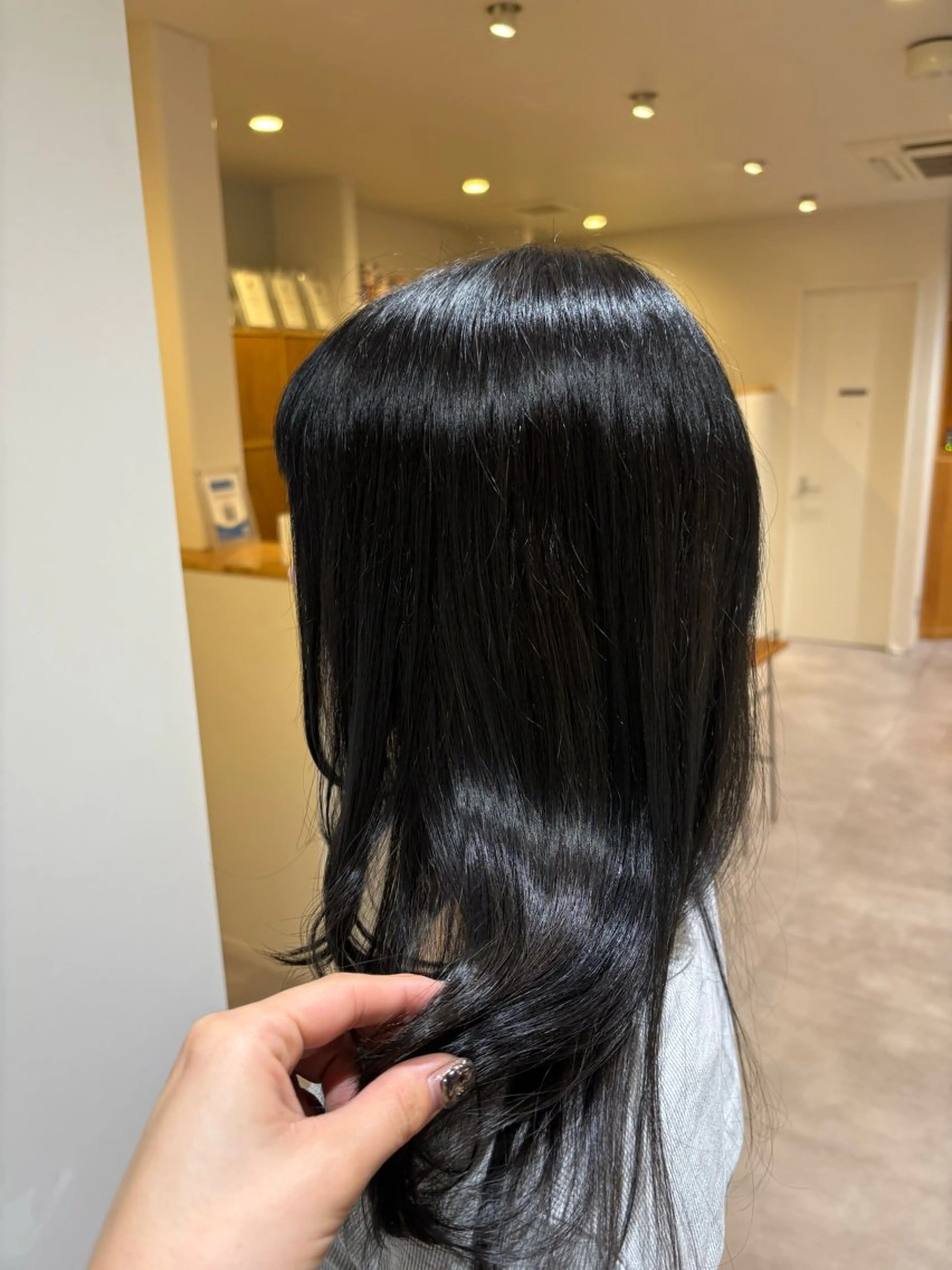 セミロング カラー 黒髪 ブルーカラー ブルーブラック ナチュラルブラック 顔周りカット ヘアカラー 安田 佳純歩のヘアスタイル