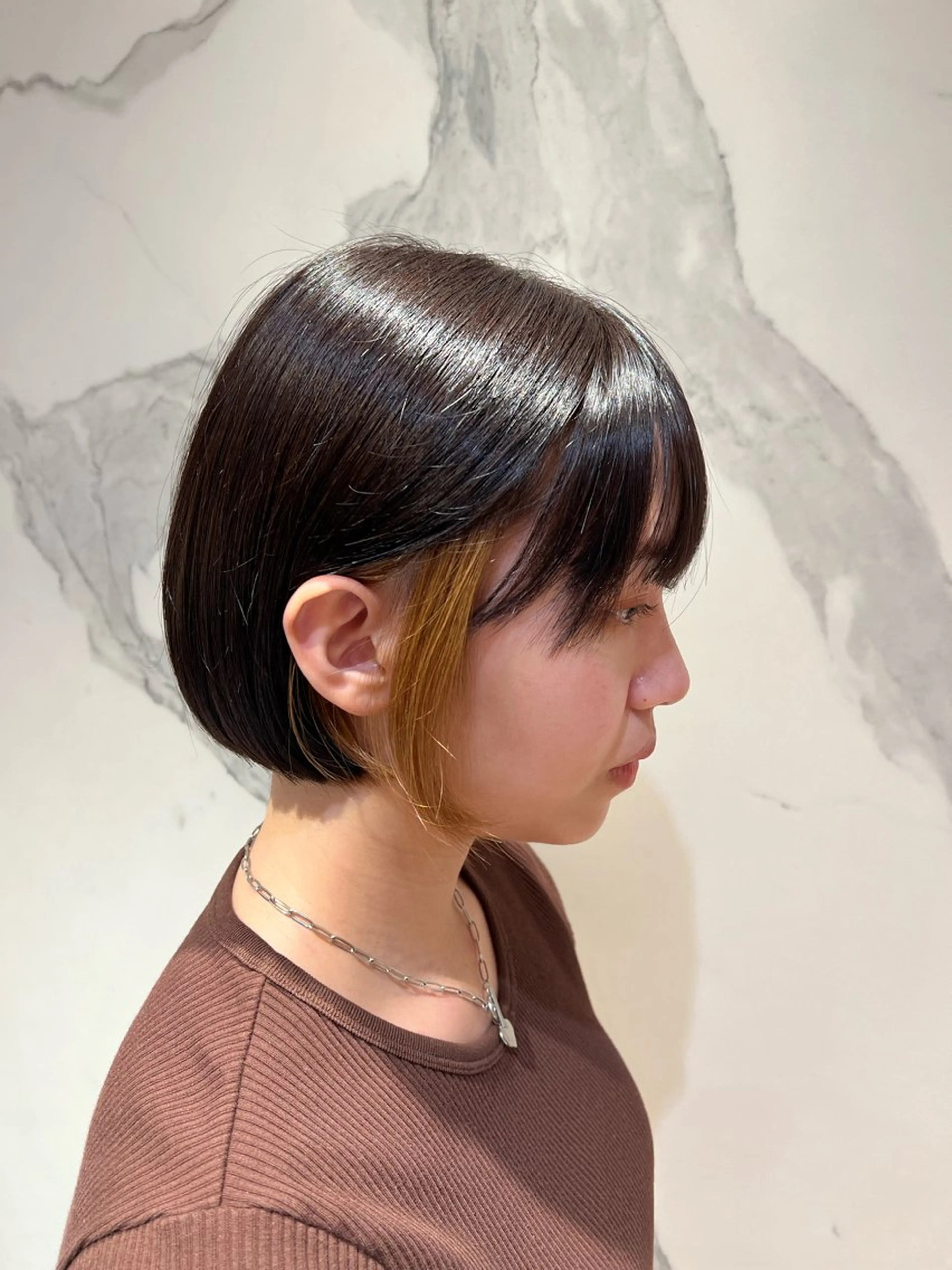 ショート カラー ベージュカラー イヤリングカラー ミルクティーベージュ ショートヘア 海外レイヤー/ 梅田美容室のヘアスタイル