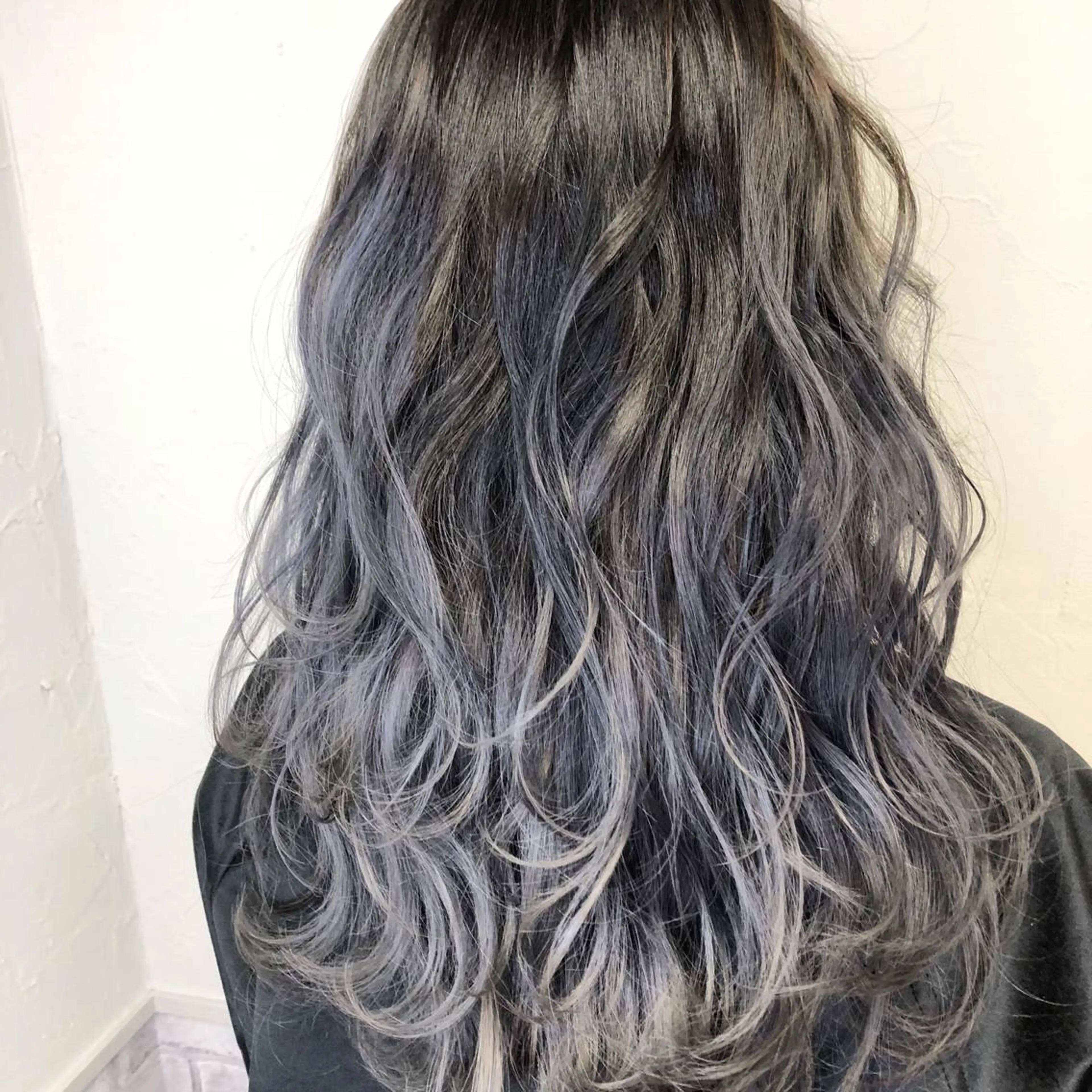 ロング カラー ブリーチ ケアブリーチ グラデーションカラー シルバー ホワイトシルバー ヘアカラー トリートメント 髪質改善/レイヤー ストウシンゴのヘアスタイル