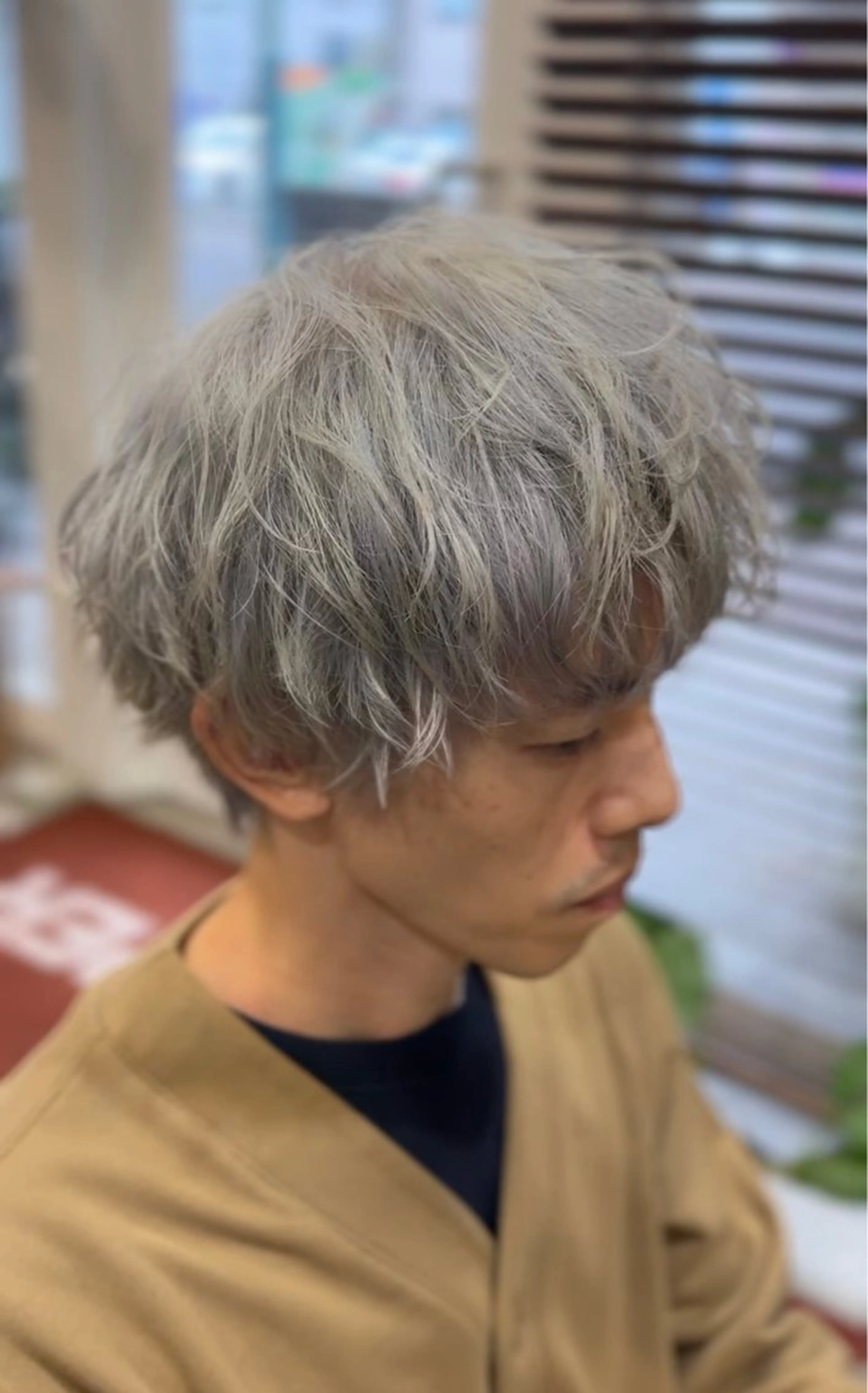 ミディアム アッシュ アダチ コウスケのヘアスタイル