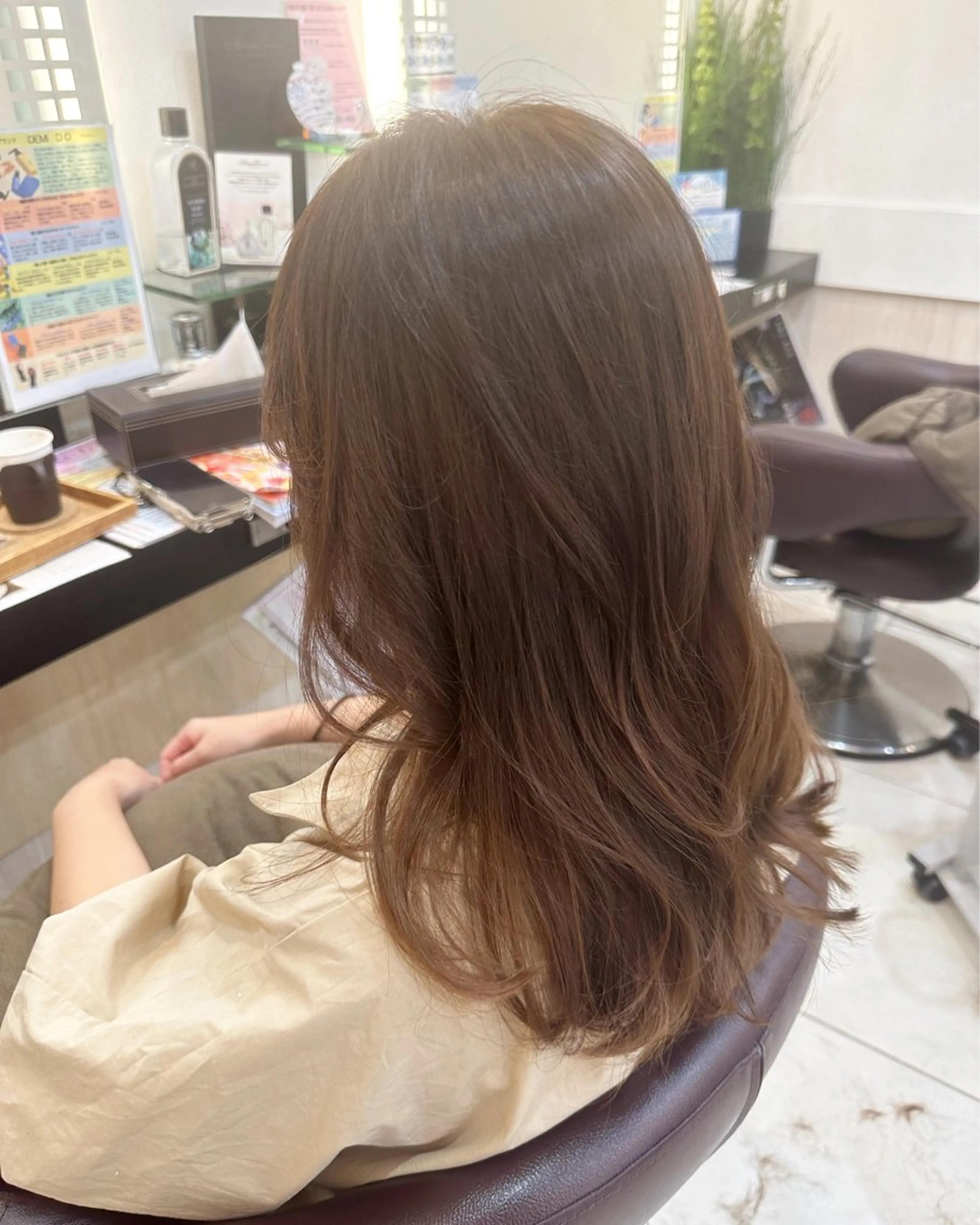 セミロング 内田温子大人女性 ハイライト、ボブのヘアスタイル