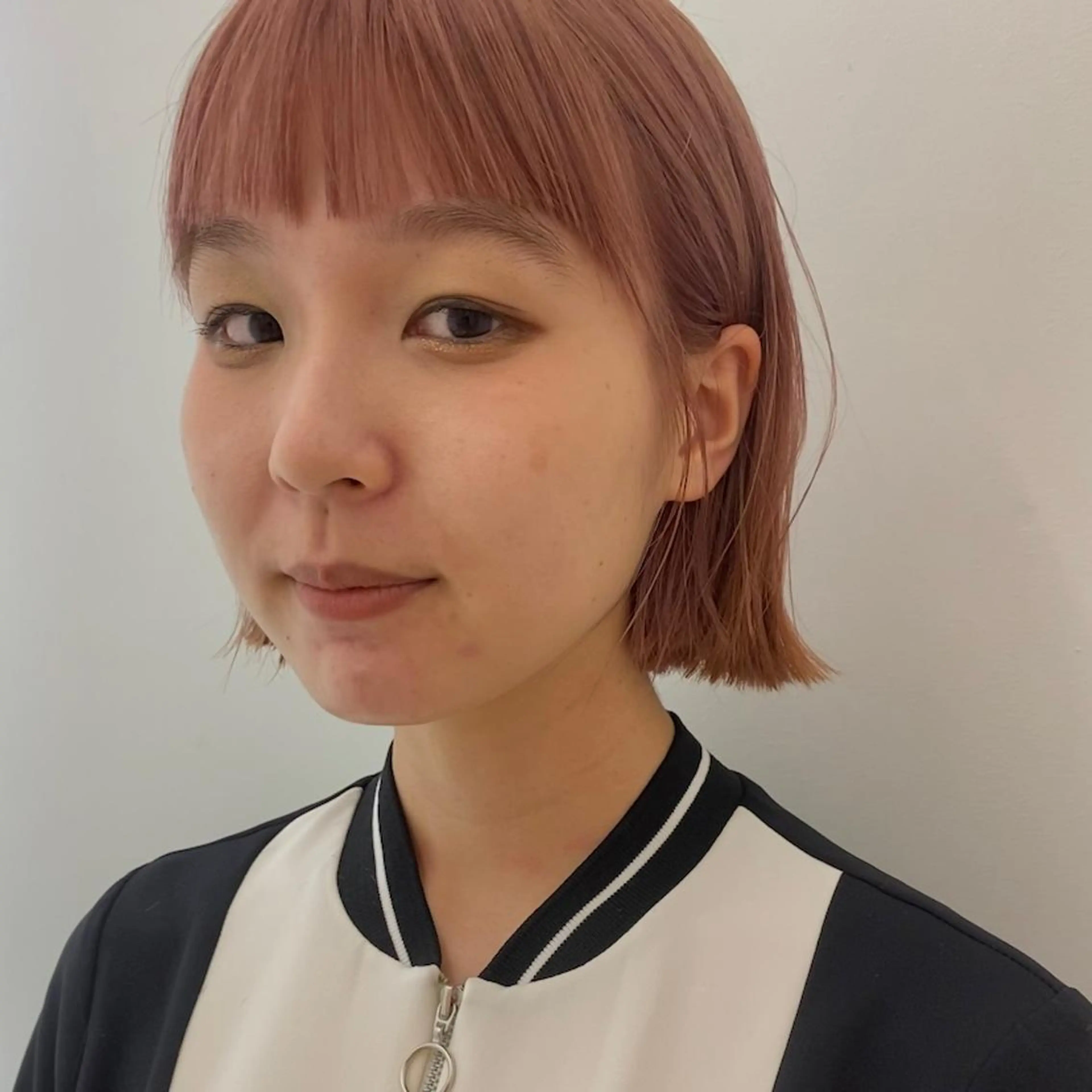 カラー ブリーチ ピンクカラー 大石 沙季のヘアスタイル