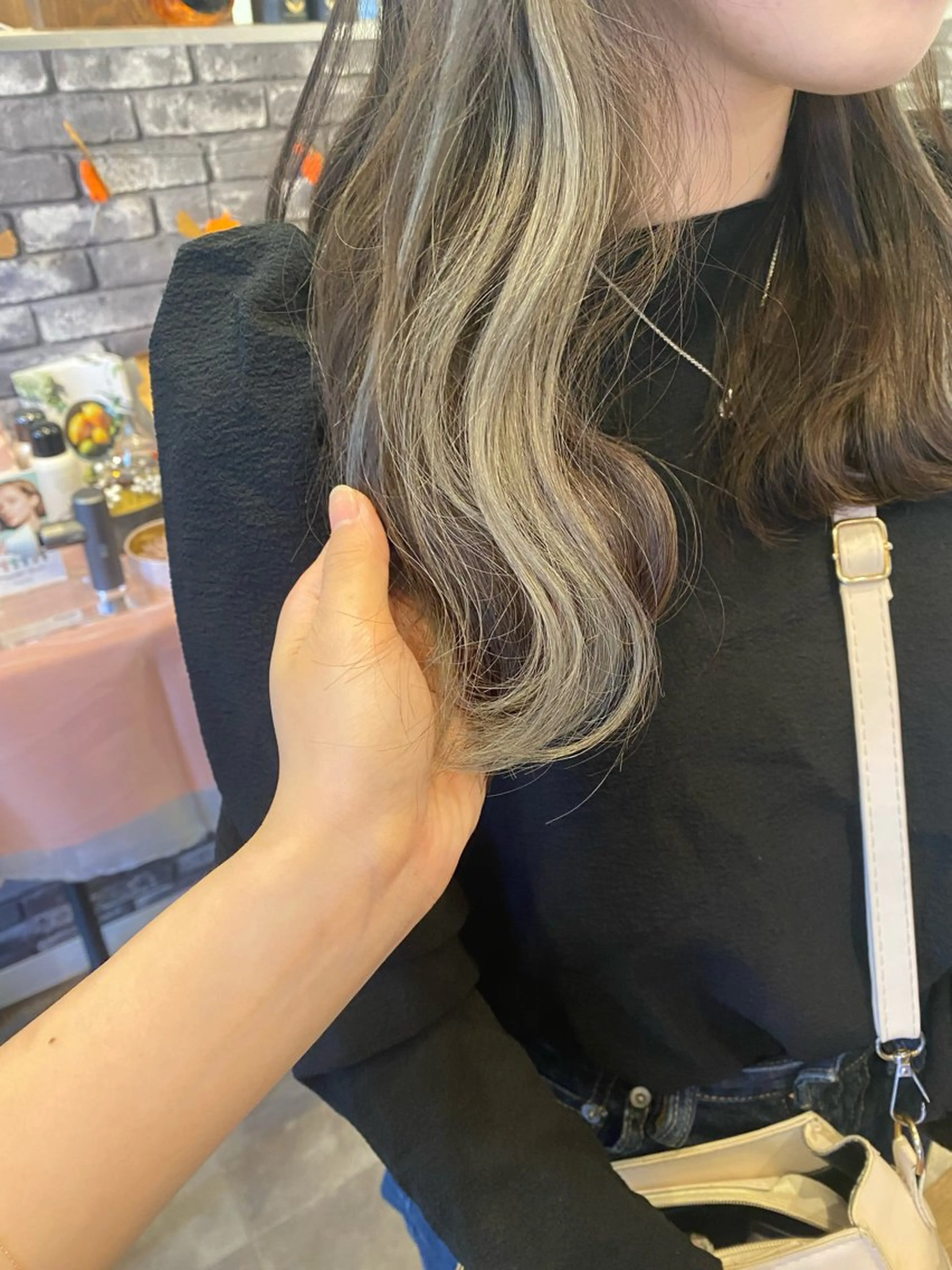 セミロング カラー 新谷 桃子のヘアスタイル