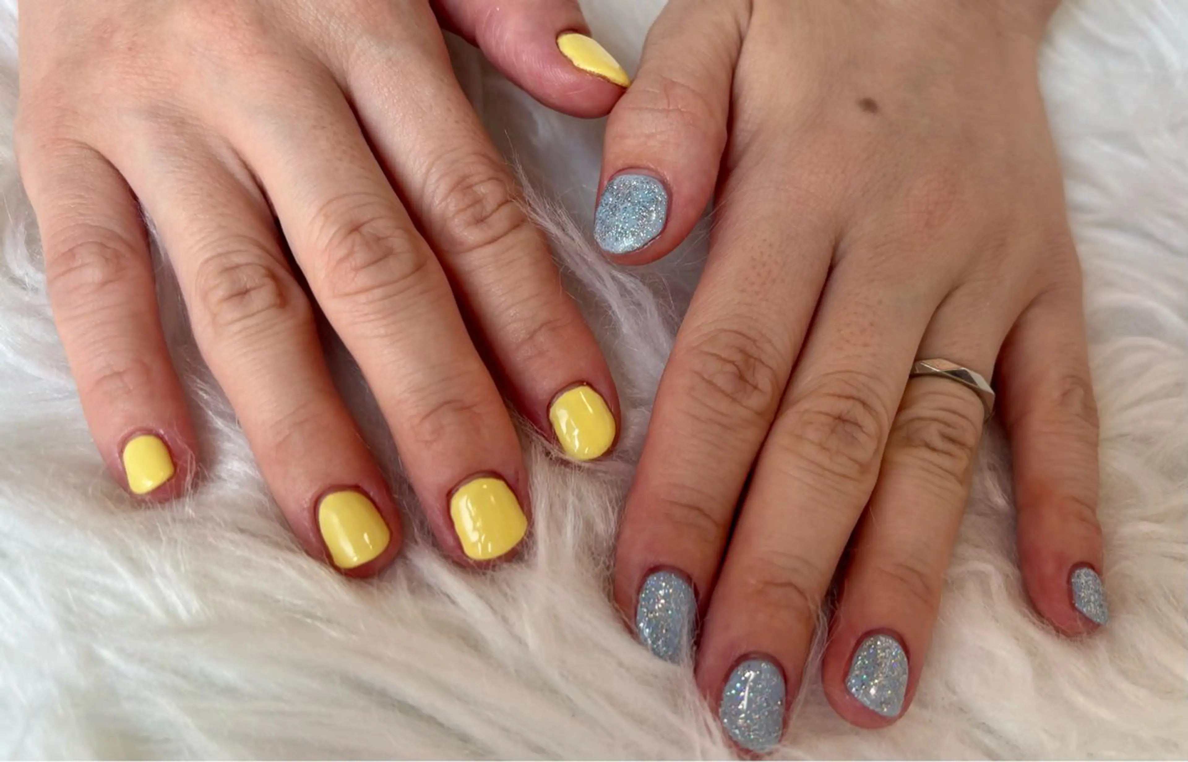 ネイル ブルー ラメ(グリッター) シルバー 黄色 高木 みどりのネイルデザイン
