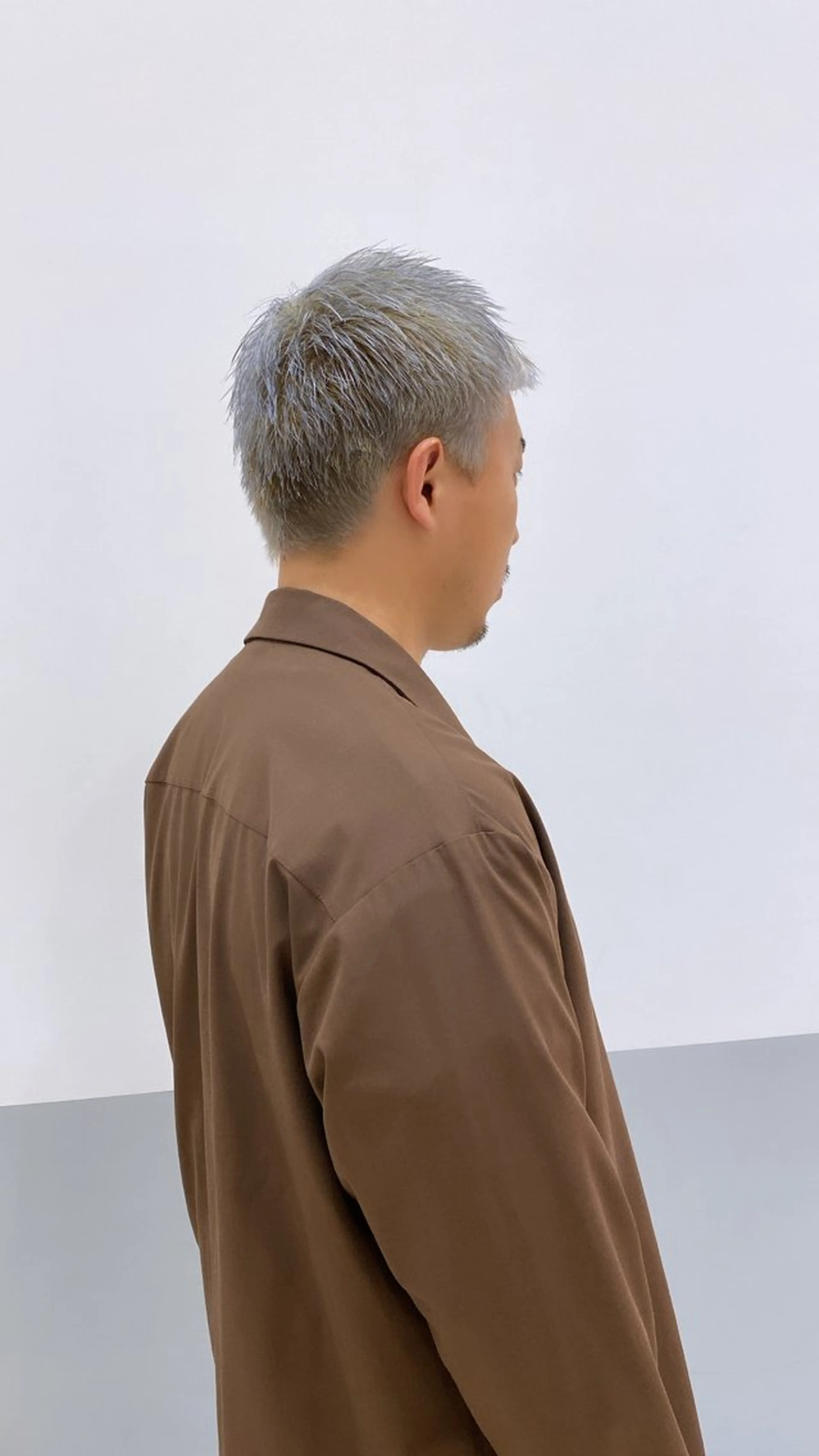 カラー シルバー 韓国🇰🇷レイヤー 似合わせ顔まわりのヘアスタイル