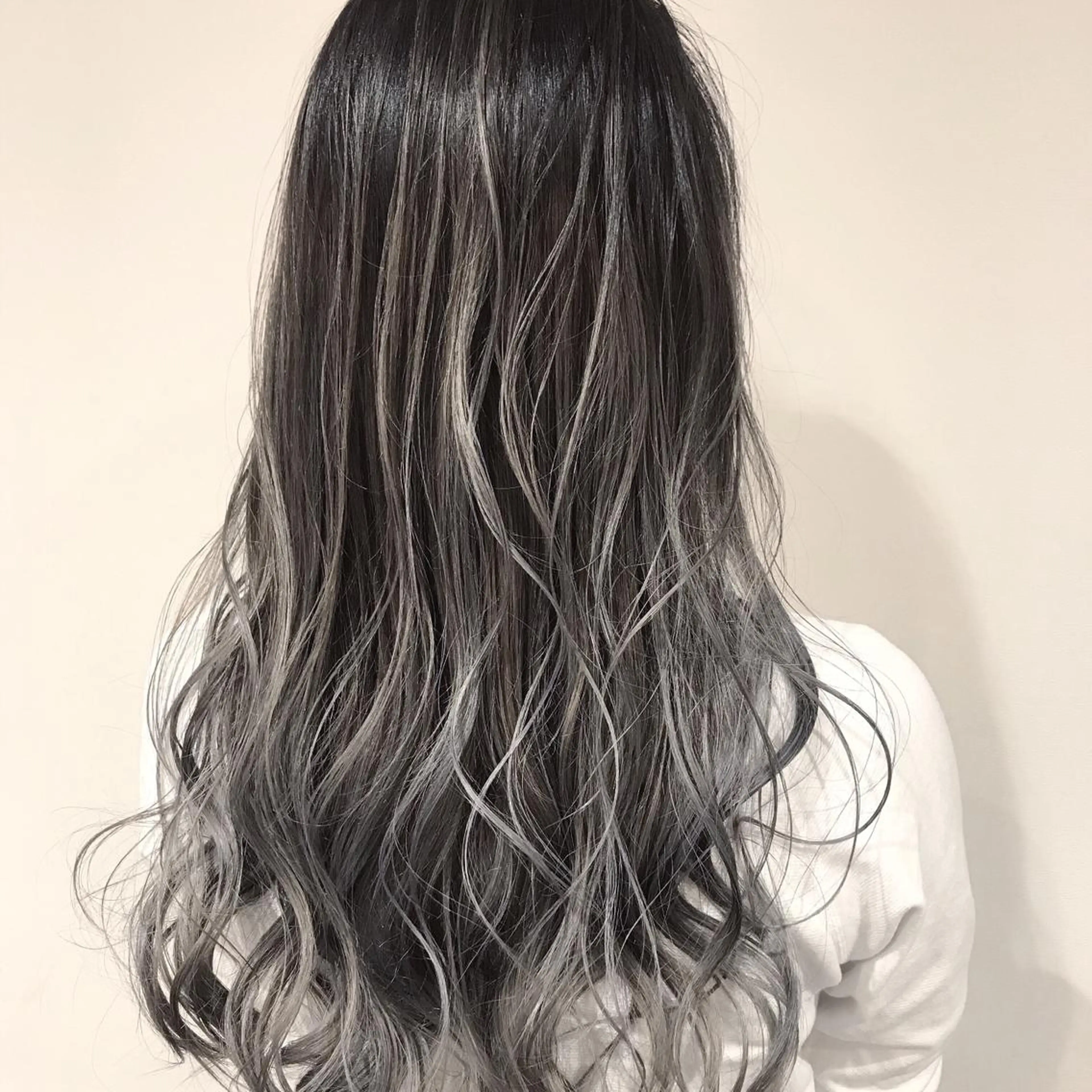 ミディアム カラー アッシュ アッシュグレー アッシュグレージュ バレイヤージュ ベージュカラー AMI Hair  supply所属・髪質改善カラー韓国風 レイヤーtudaのヘアスタイル