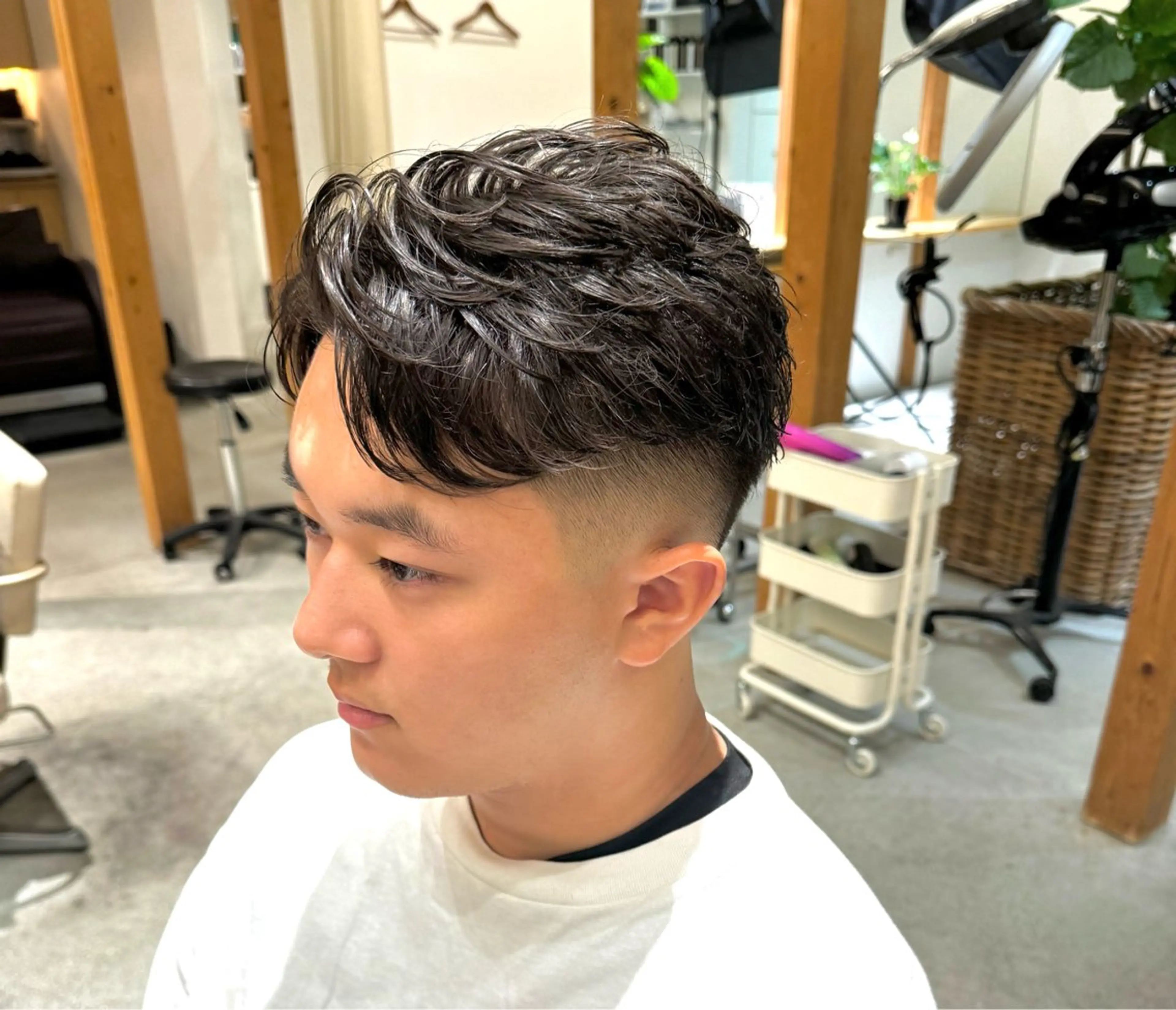 ショート パーマ メンズ センターパート フェザーパーマ メンズ韓国風 メンズパーマ 韓国風ヘア 服部 雄輝のヘアスタイル