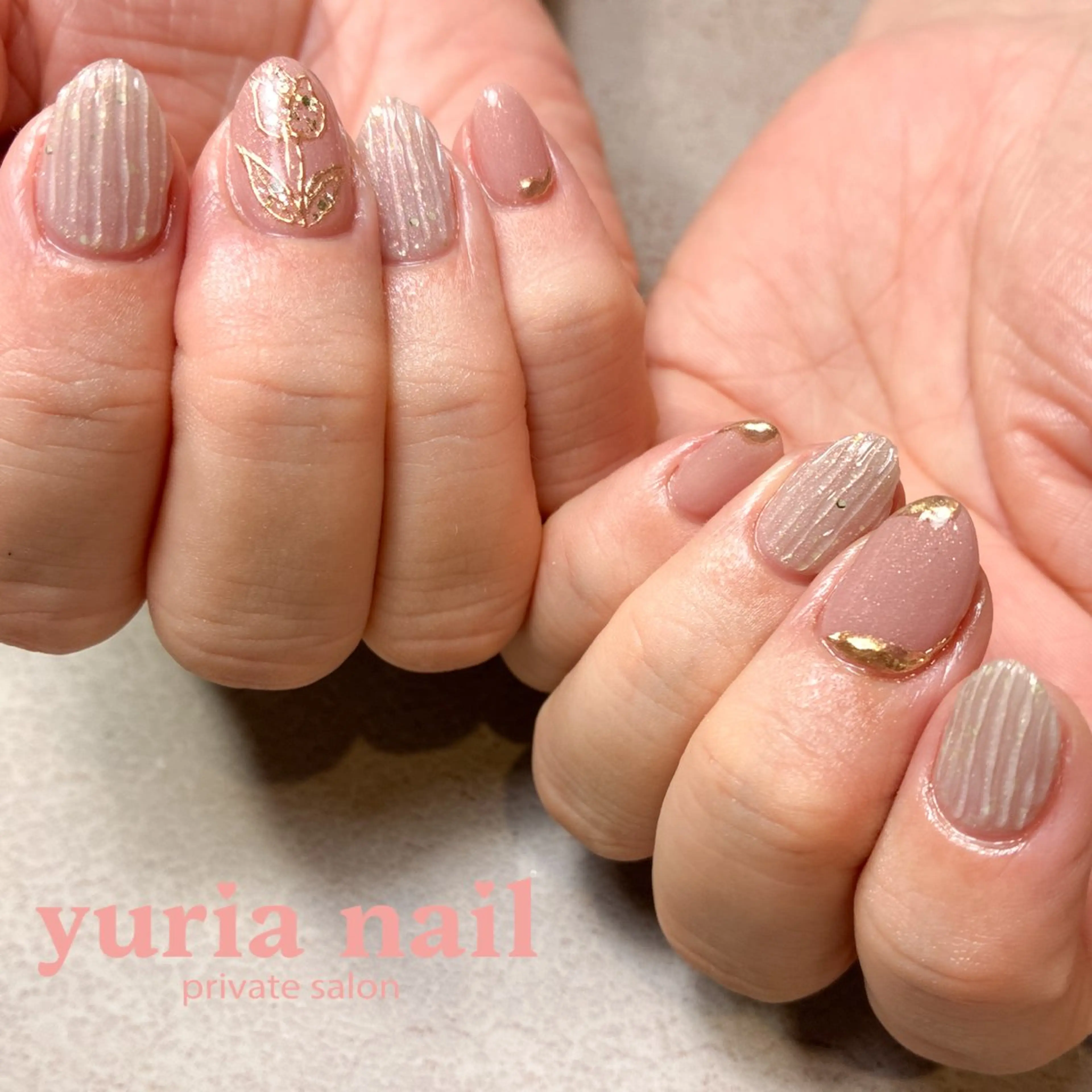 ネイル アートネイル オーロラネイル フラワーネイル ゴールド ラメ(グリッター) ハンドネイル 小林 ゆりあのネイルデザイン