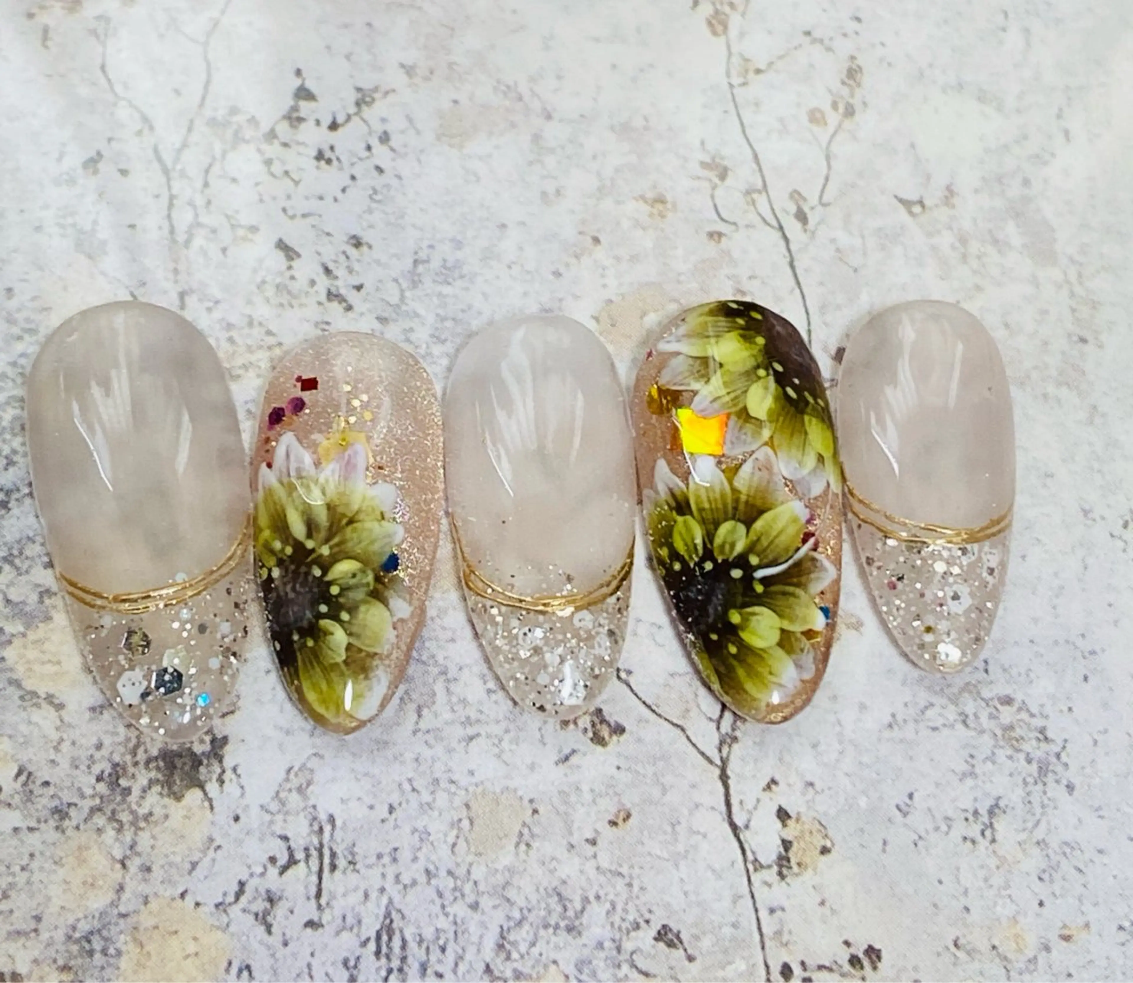 ネイル ラメ(グリッター) マグネットネイル 黄色 自宅ネイルサロン ♦️nuance♦️のネイルデザイン