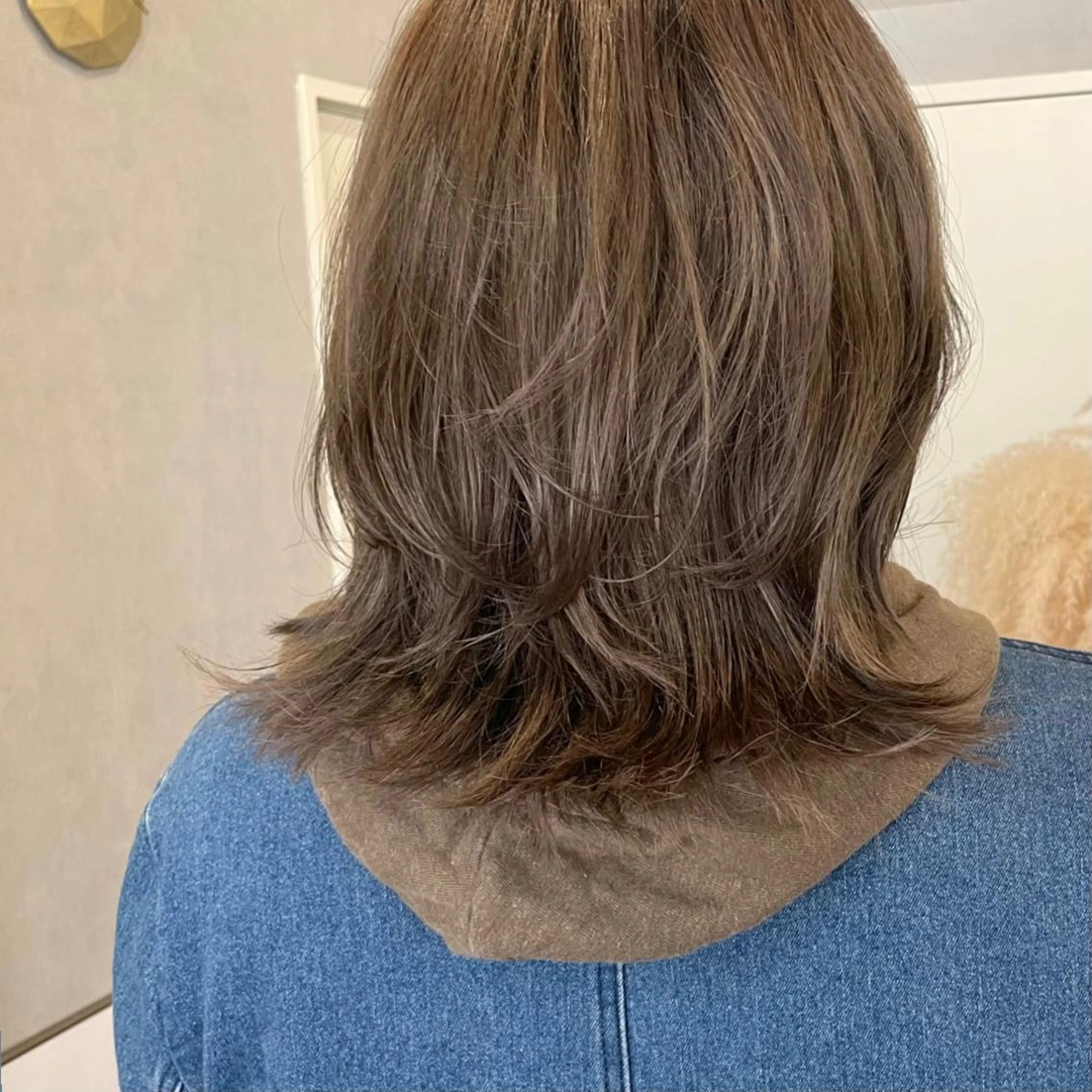 ミディアム カラー ベージュカラー くびれヘア レイヤーカット はるか 💐 お悩み改善美容師のヘアスタイル