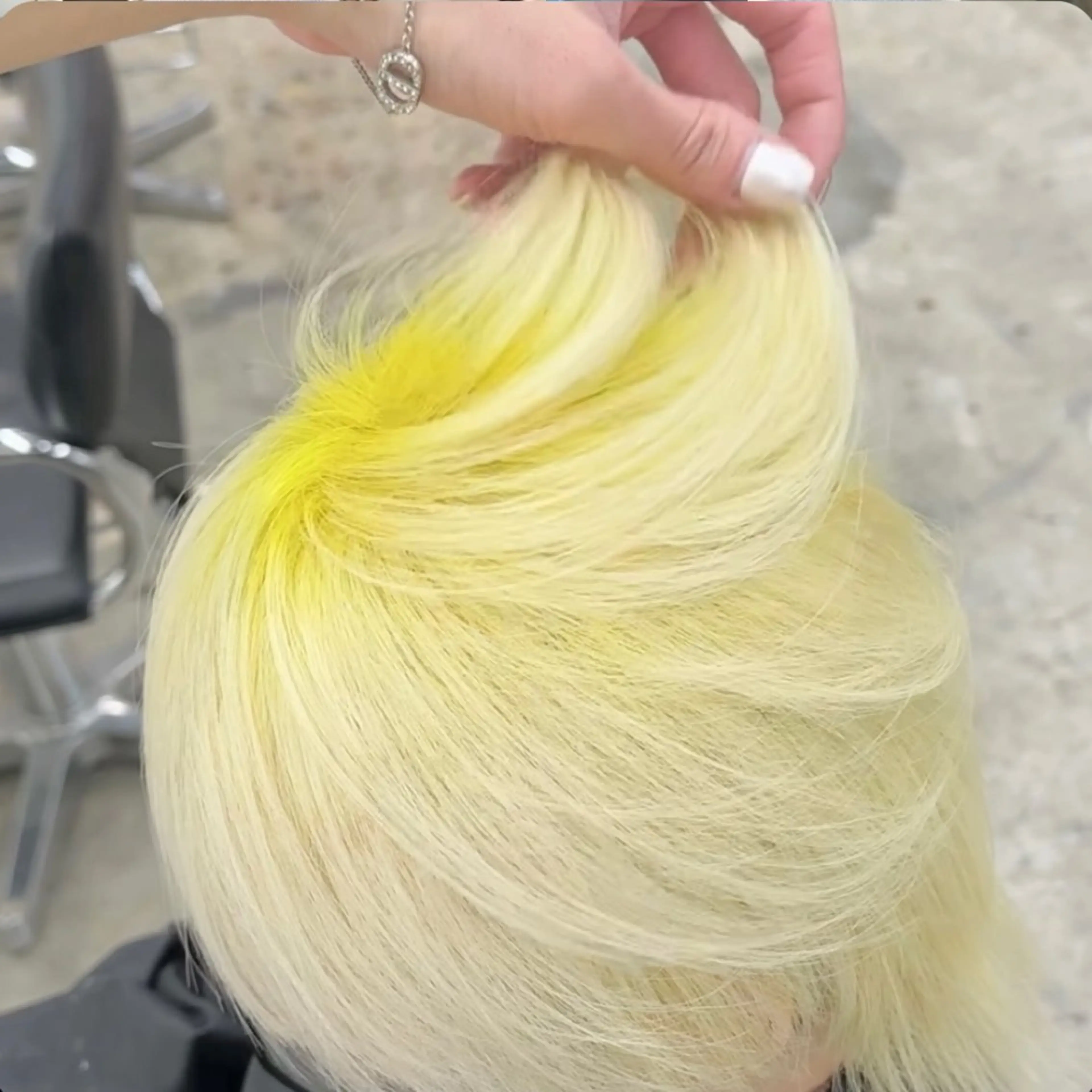 ミディアム カラー アッシュ アッシュグレー ベージュカラー ブリーチ ブロンド ヘアカラー トリートメント 【美髪ハイトーン】 髪質改善/大和🎀のヘアスタイル