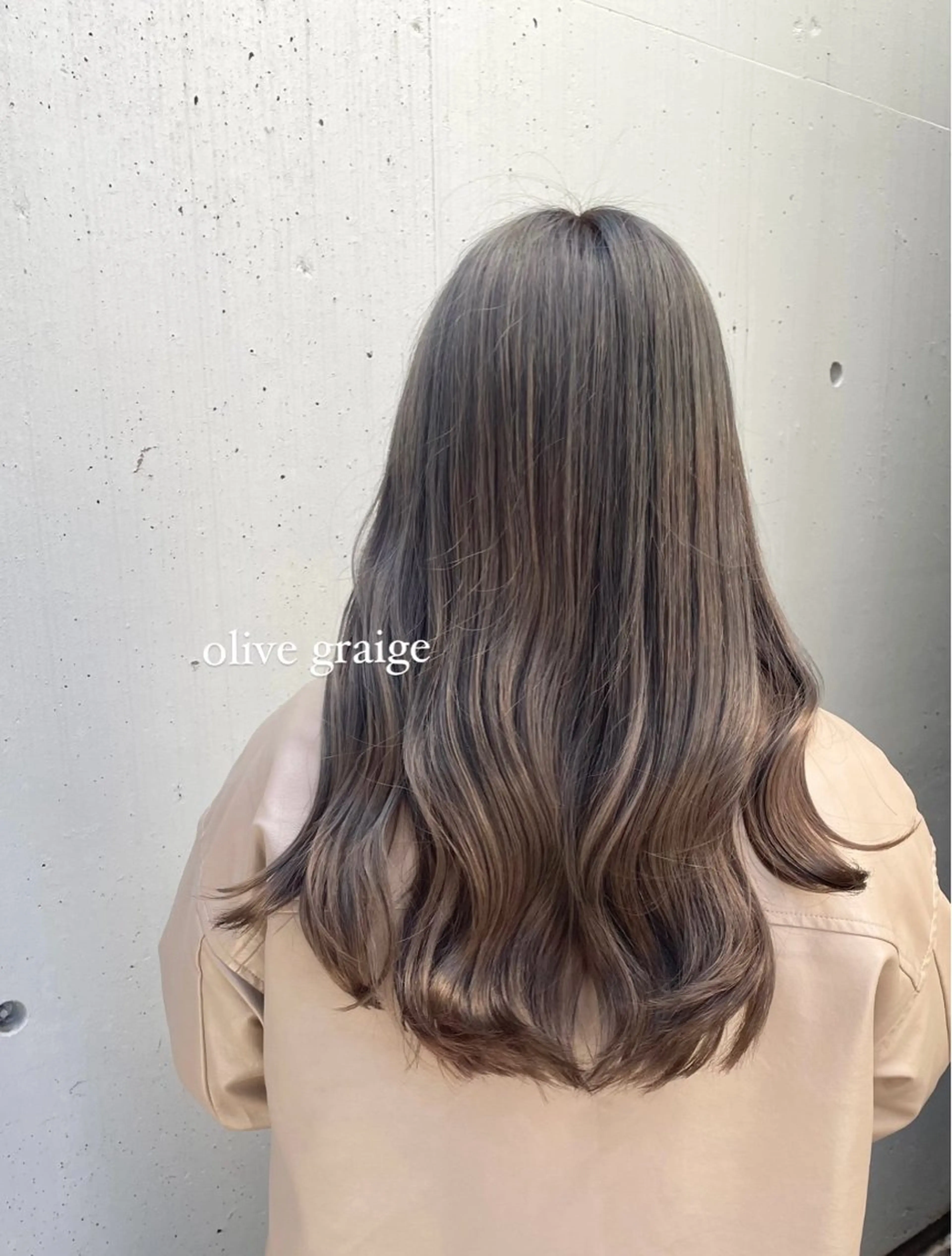 ロング カラー ブリーチ グレージュ オリーブグレージュ オリーブグレー ハッシュカット 暖色カラー/伊藤菜月のヘアスタイル