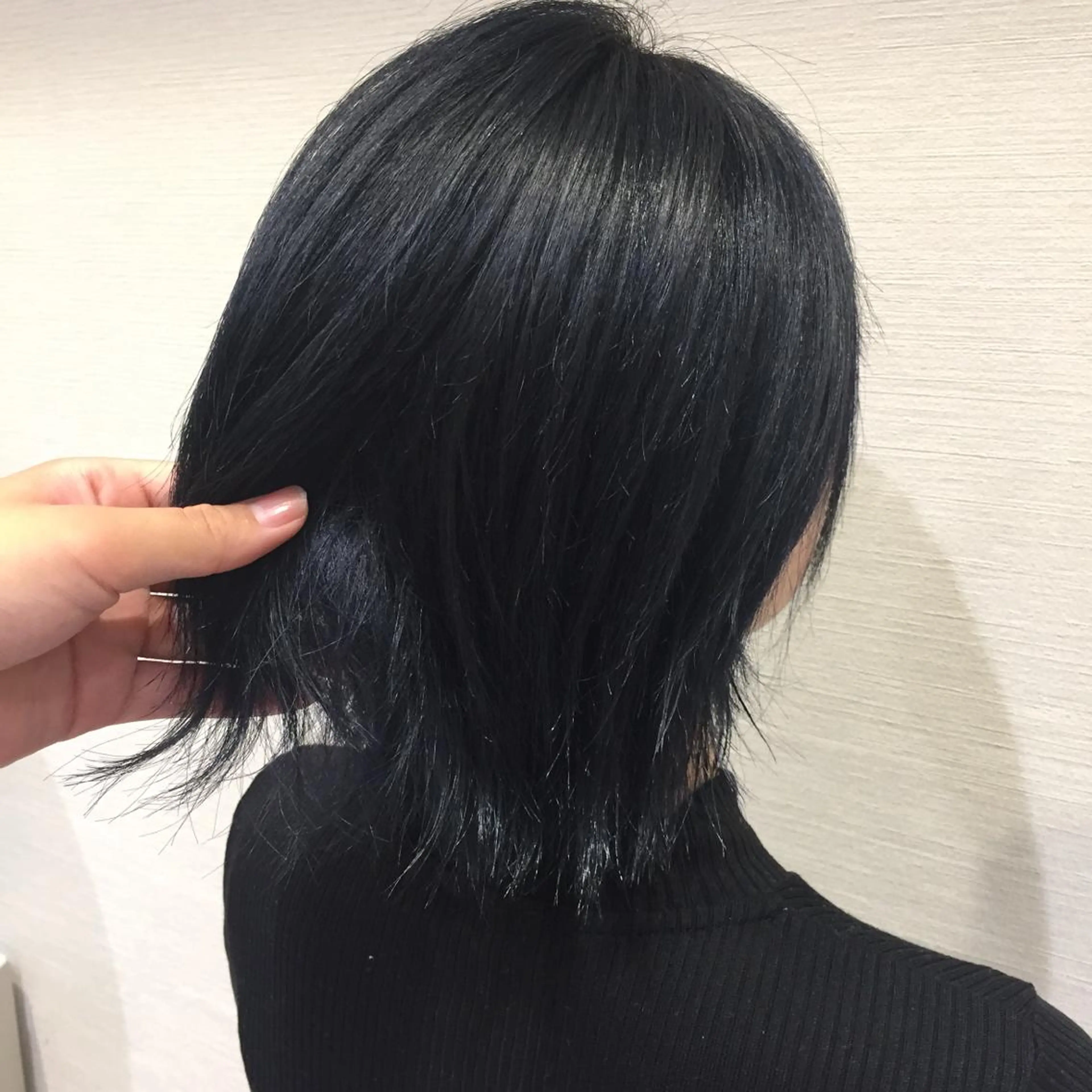 ショート カラー 黒髪 ブルーカラー ブルーブラック ネイビーカラー 赤阪 優奈のヘアスタイル